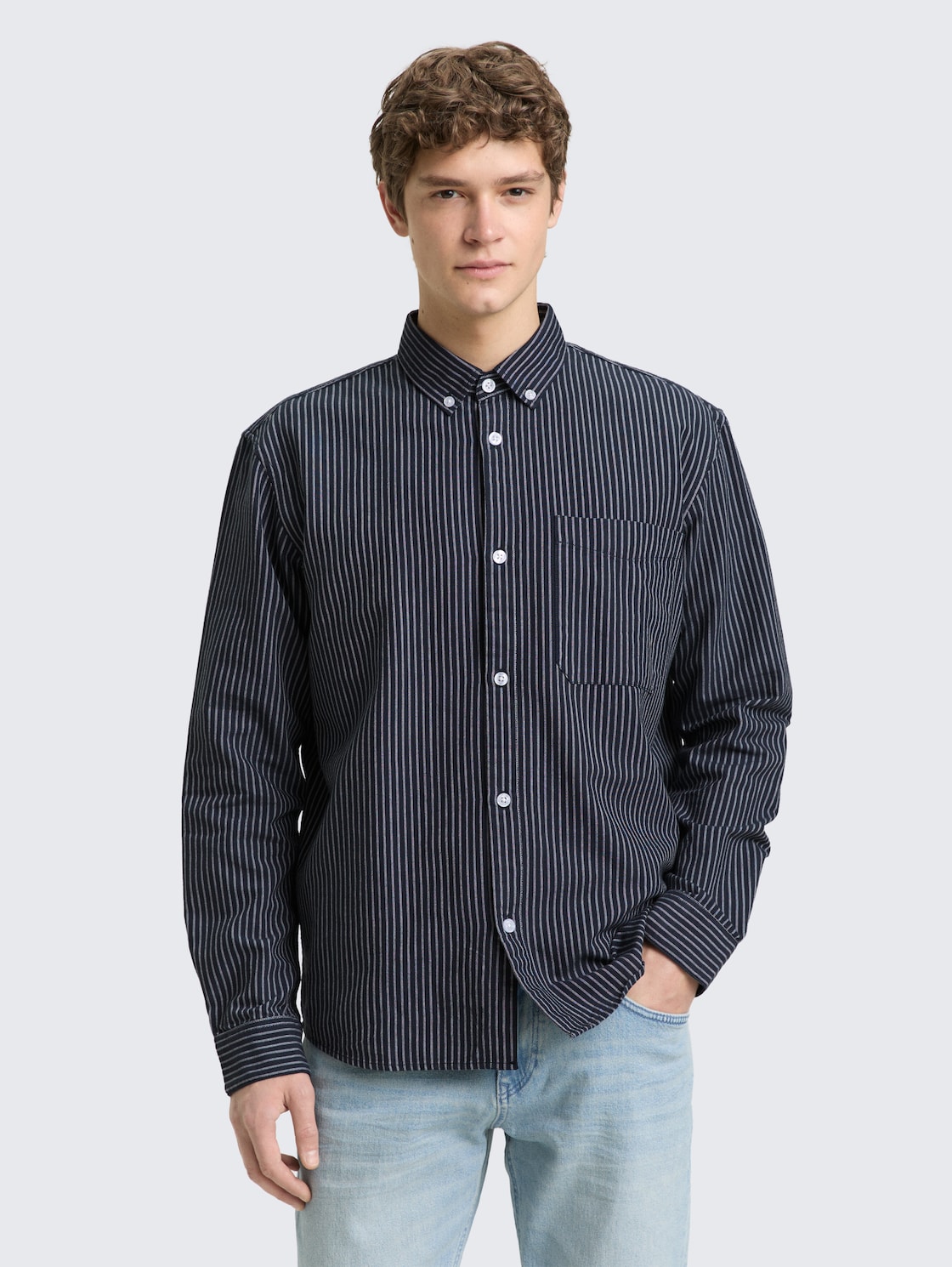 Relaxed Fit Hemd aus Baumwolle - navy blue stripe - Ausschnitt Model-Vorderansicht