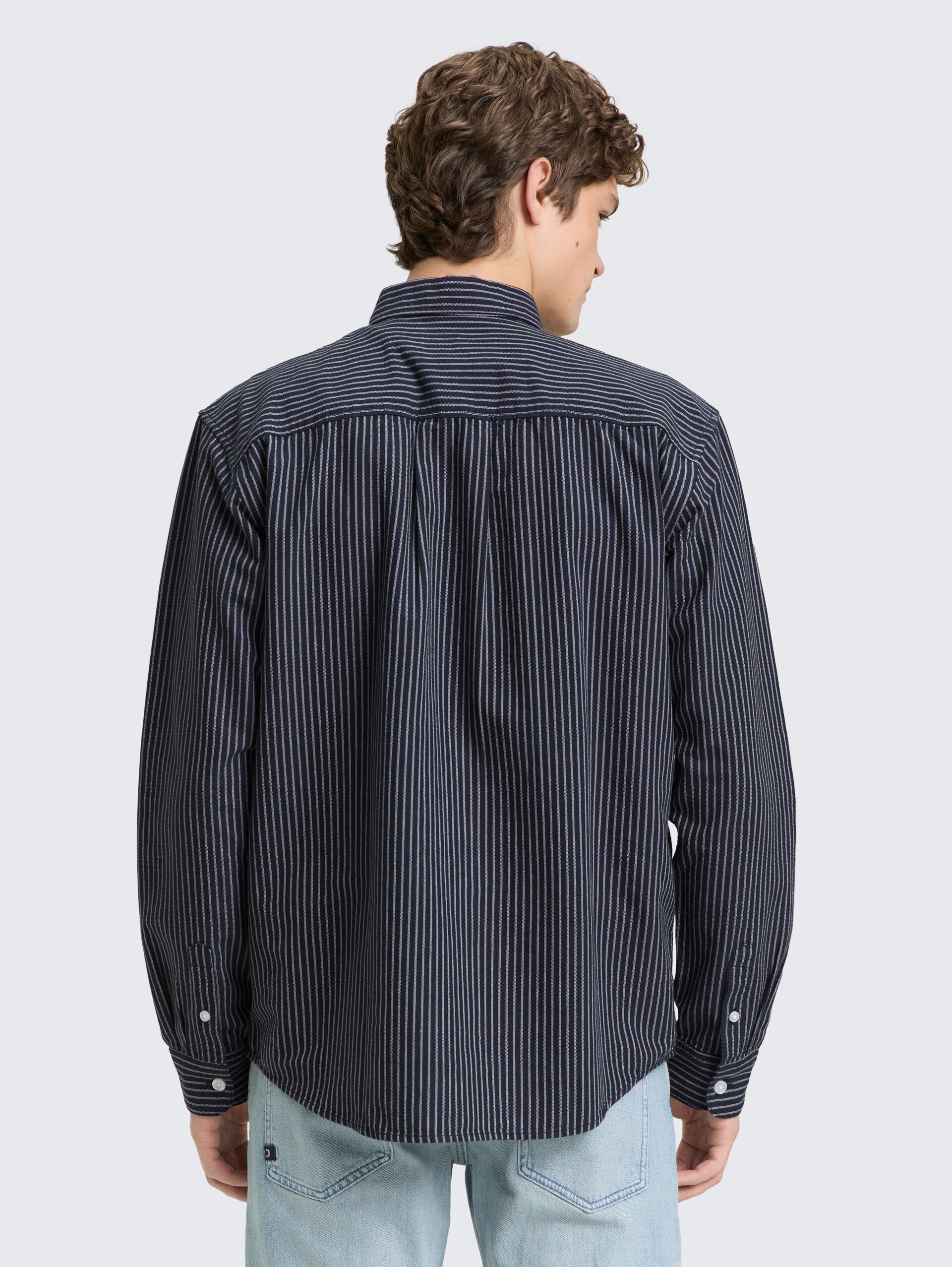 Relaxed Fit Hemd aus Baumwolle - navy blue stripe - Auschnitt Model-Rückansicht