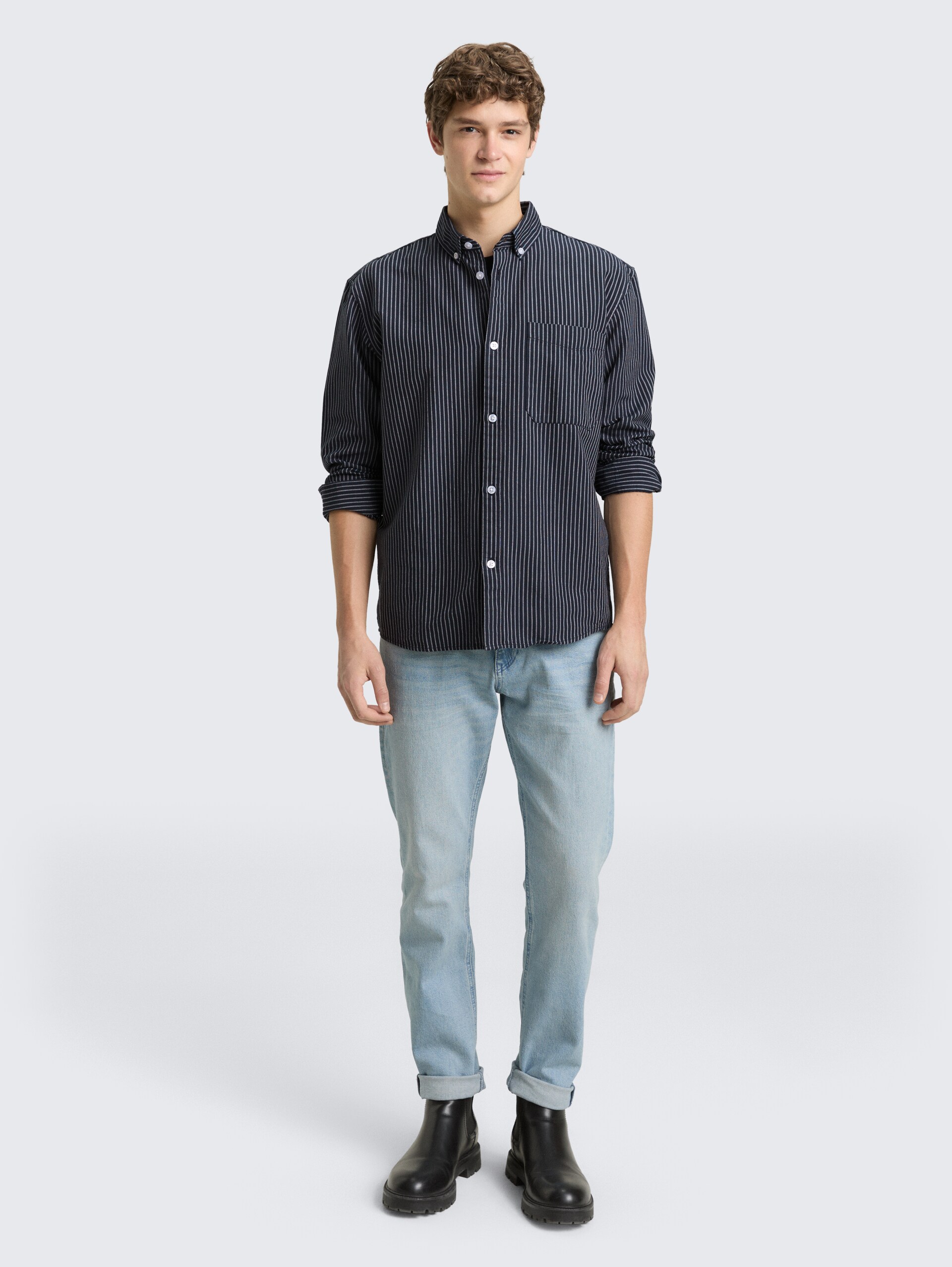 Relaxed Fit Hemd aus Baumwolle - navy blue stripe - Model-Vorderansicht