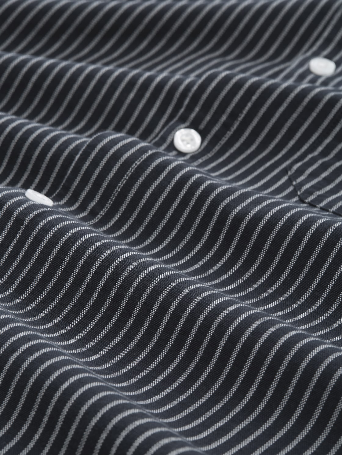 Relaxed Fit Hemd aus Baumwolle - navy blue stripe - Material-Ansicht