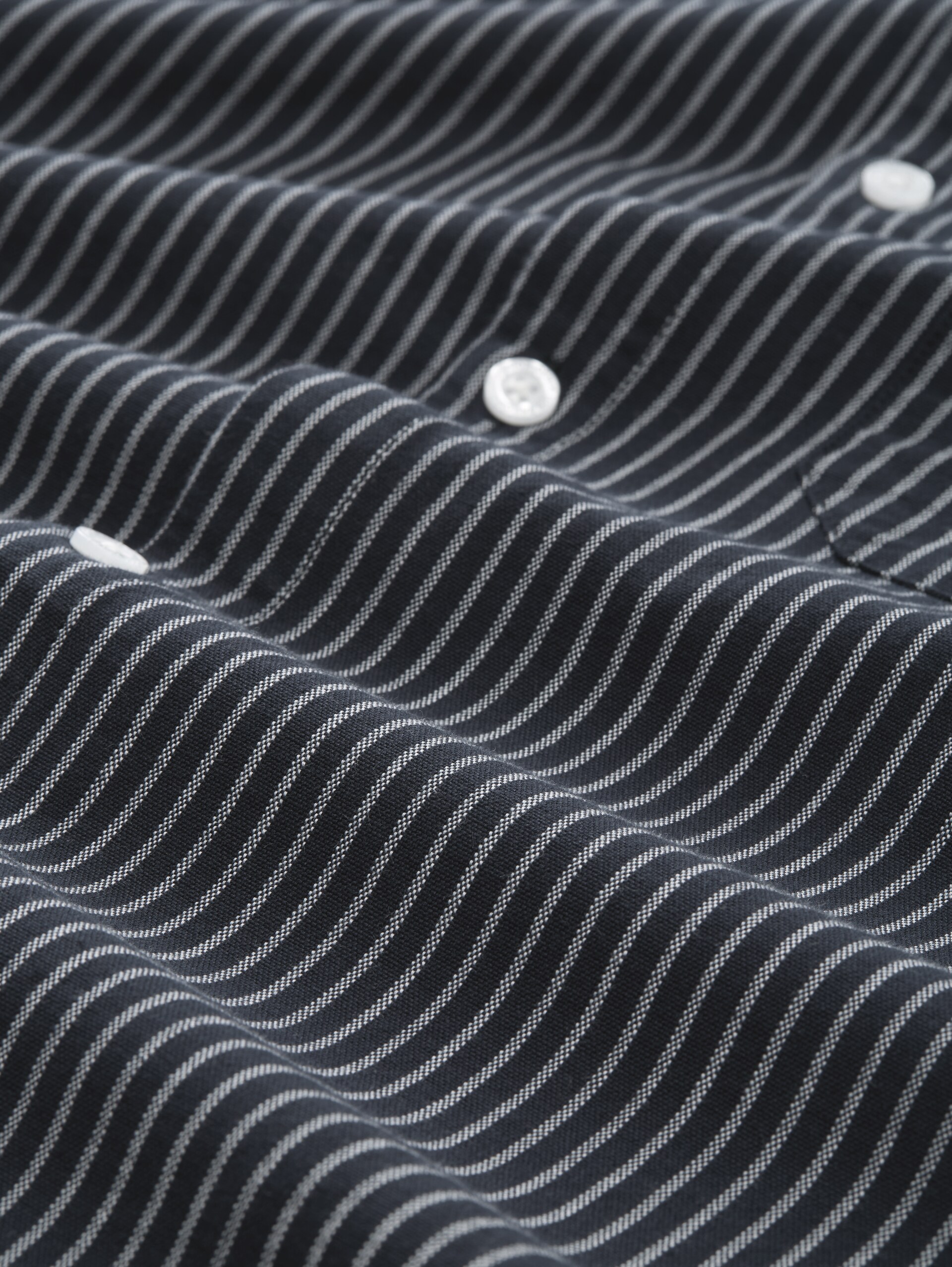 Relaxed Fit Hemd aus Baumwolle - navy blue stripe - Material-Ansicht