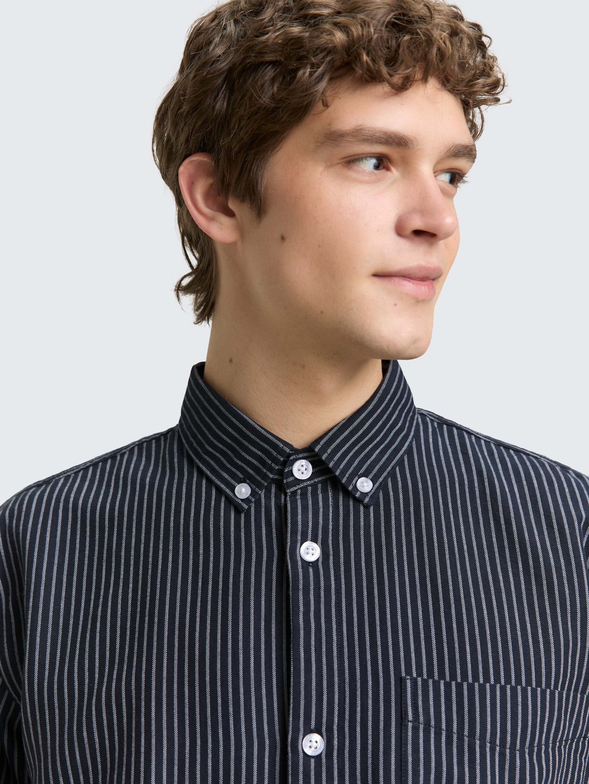 Relaxed Fit Hemd aus Baumwolle - navy blue stripe - Detail-Model-Ansicht