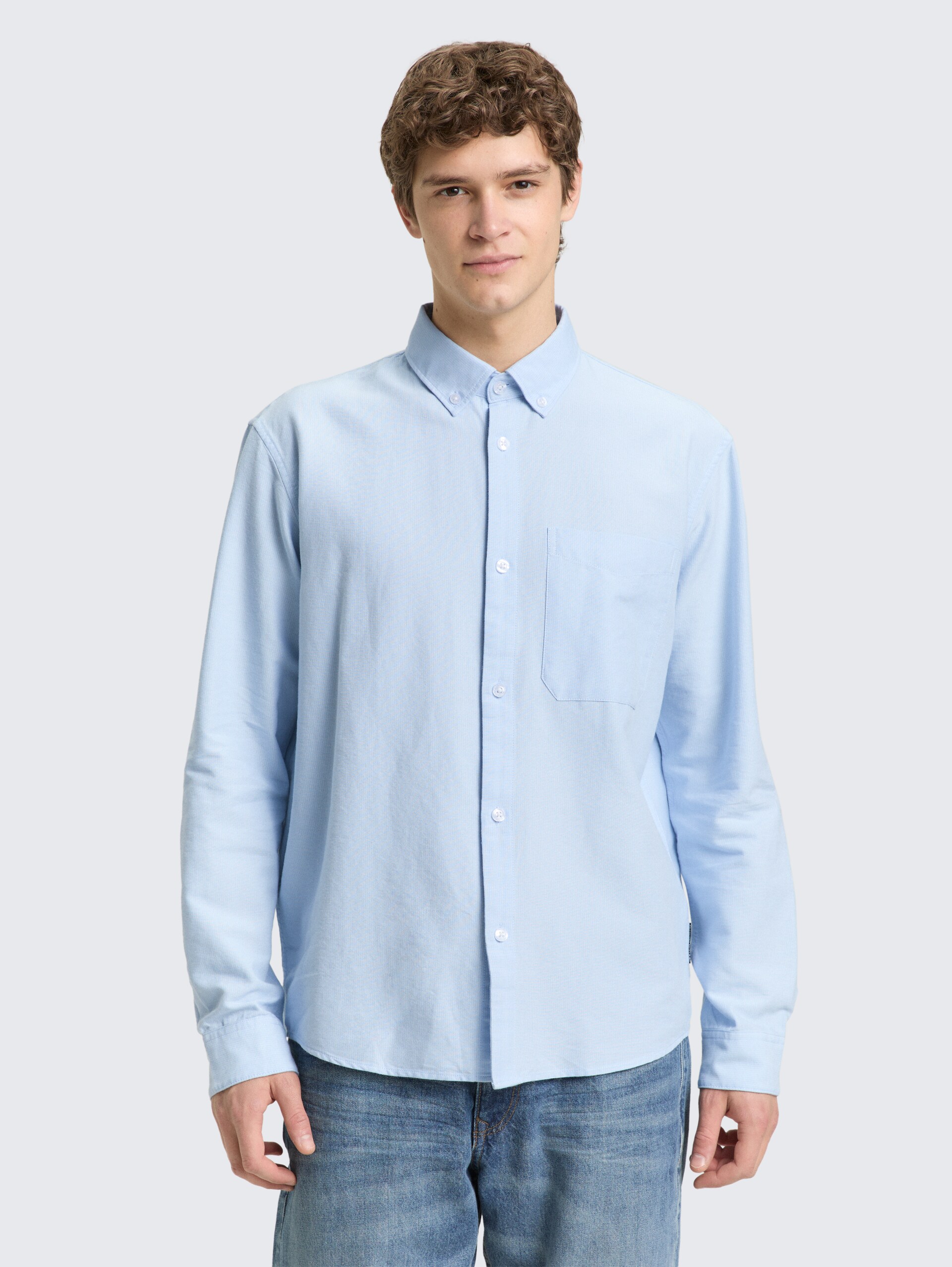 Relaxed Fit Hemd aus Baumwolle - light blue small stripe - Ausschnitt Model-Vorderansicht