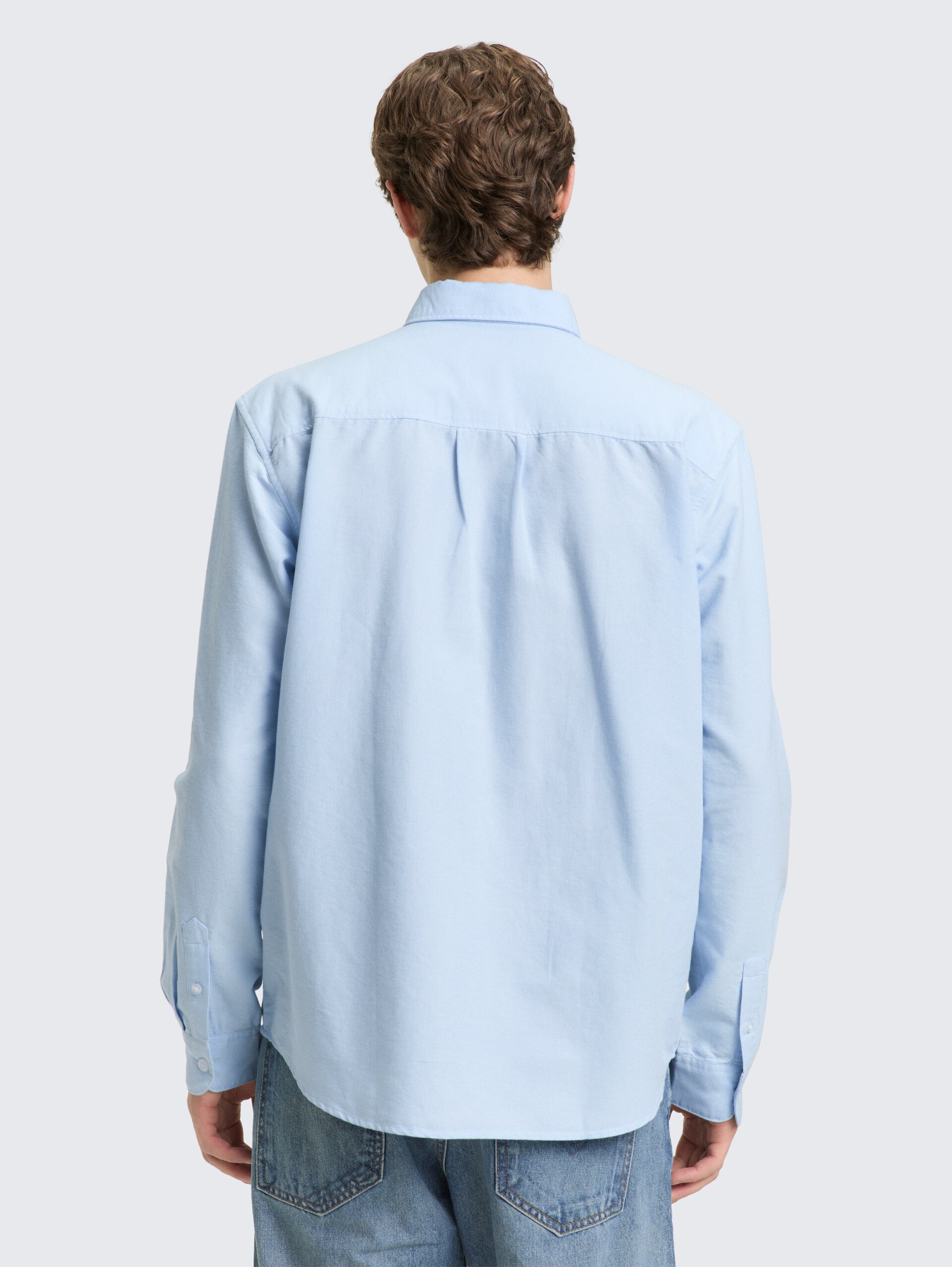Relaxed Fit Hemd aus Baumwolle - light blue small stripe - Auschnitt Model-Rückansicht
