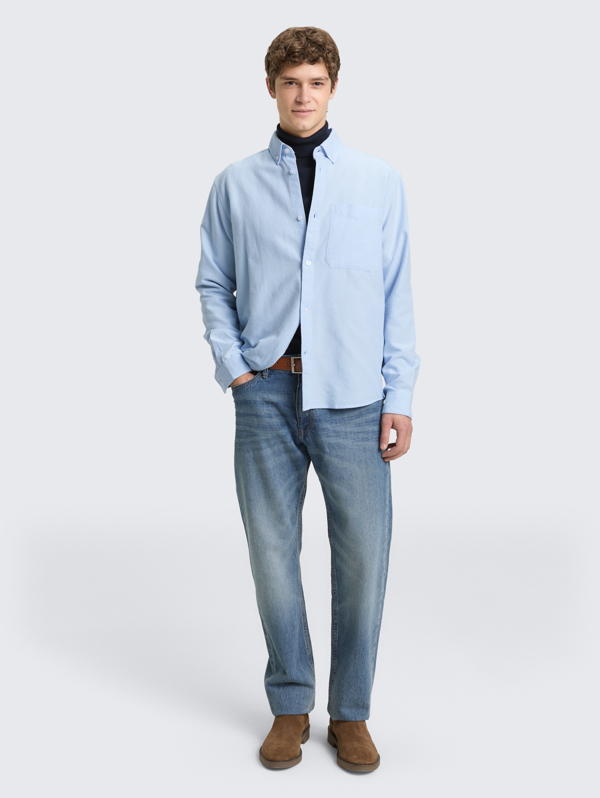 Relaxed Fit Hemd aus Baumwolle - light blue small stripe - Model-Vorderansicht