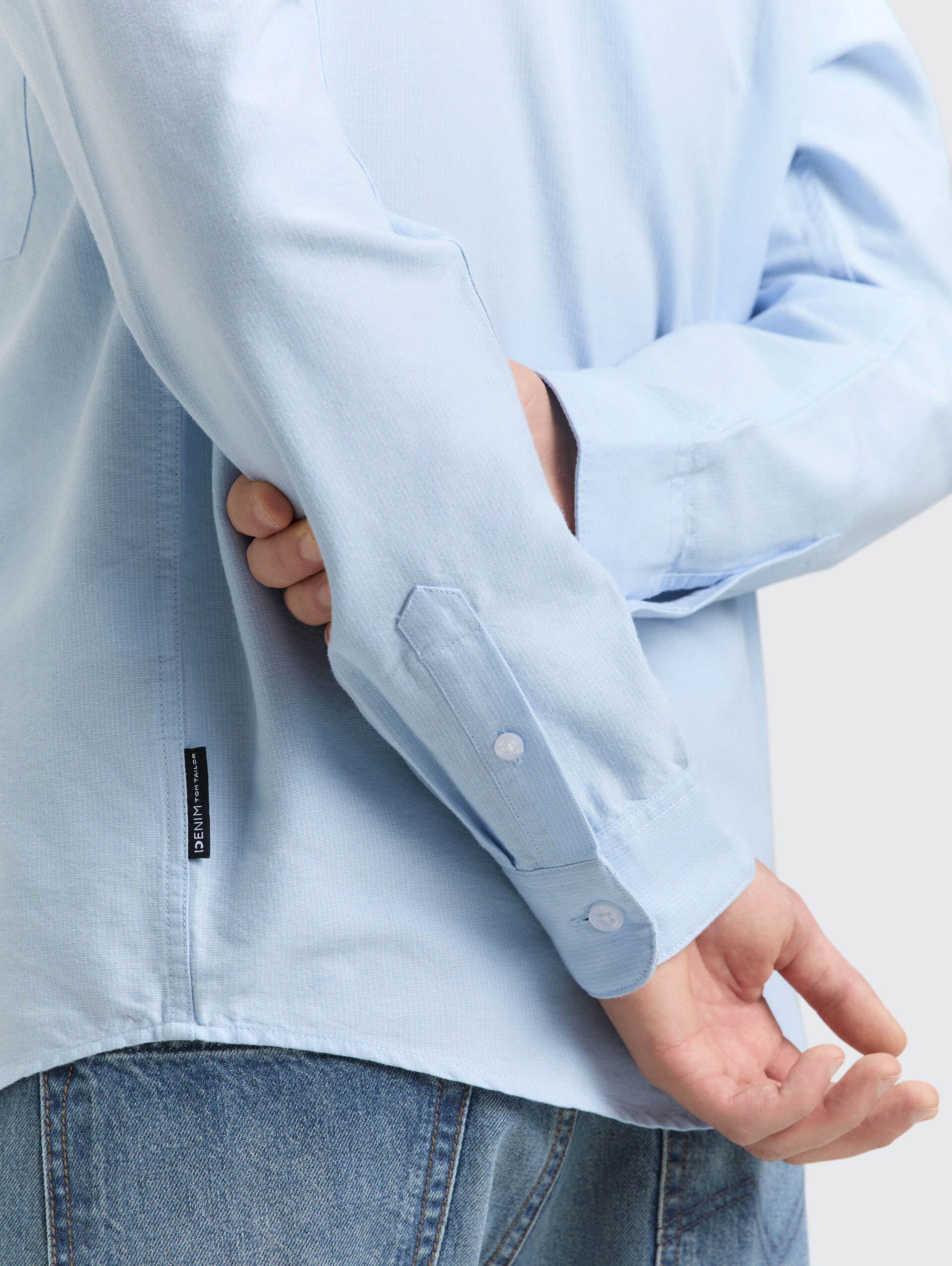 Relaxed Fit Hemd aus Baumwolle - light blue small stripe - Detail-Model-Ansicht