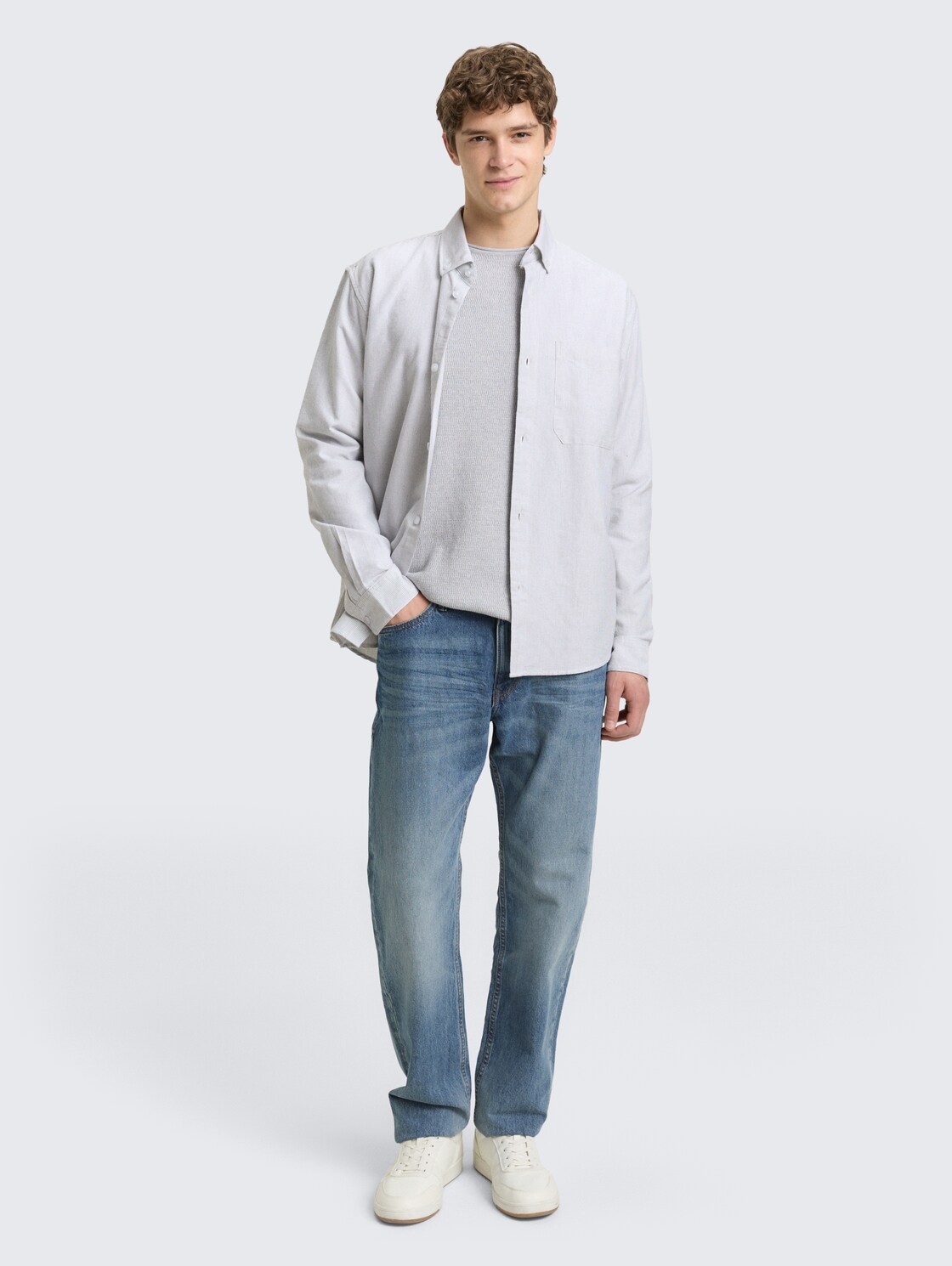 Relaxed Fit Hemd aus Baumwolle - white small stripe - Model-Vorderansicht