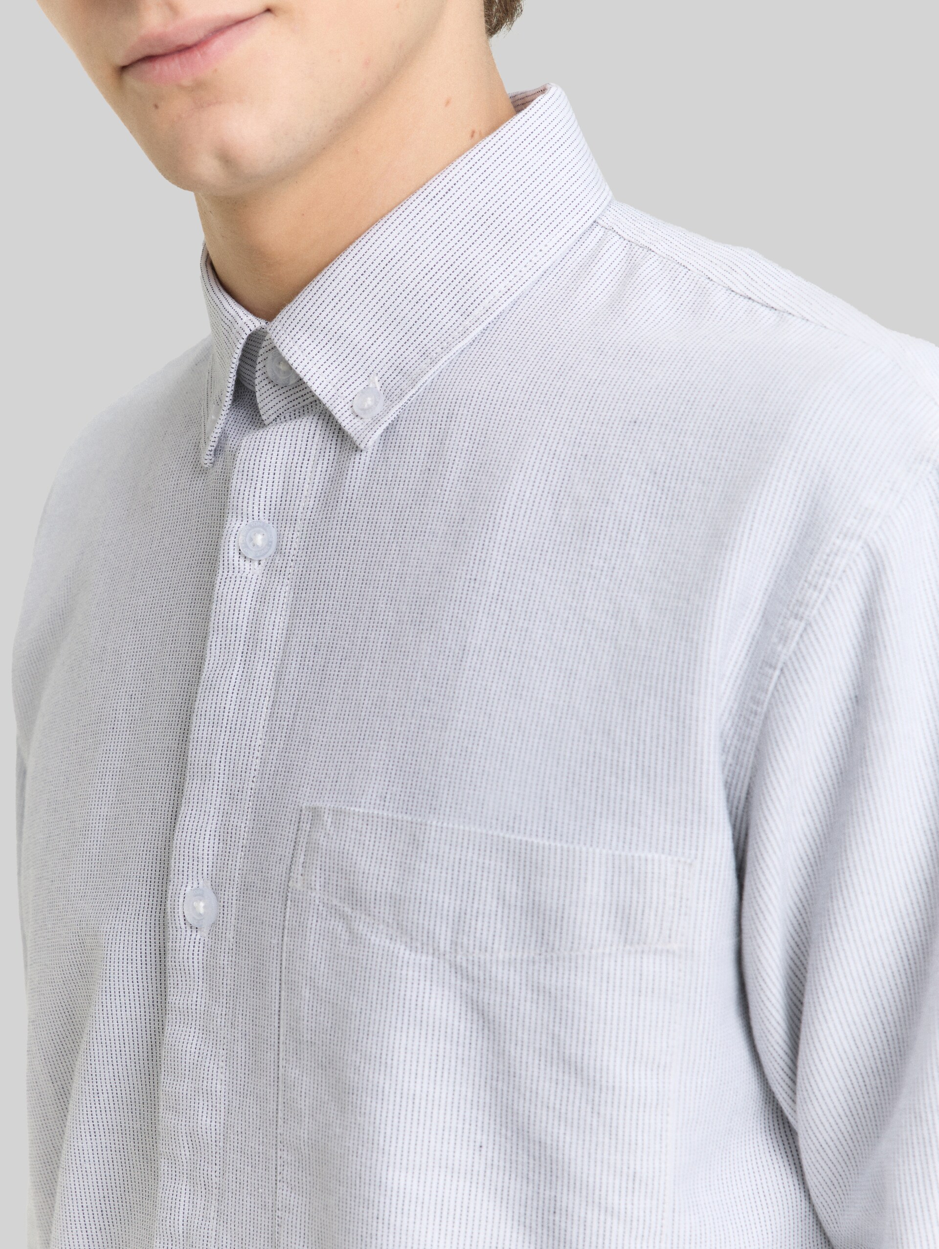 Relaxed fit cotton shirt - white small stripe - Detail model view