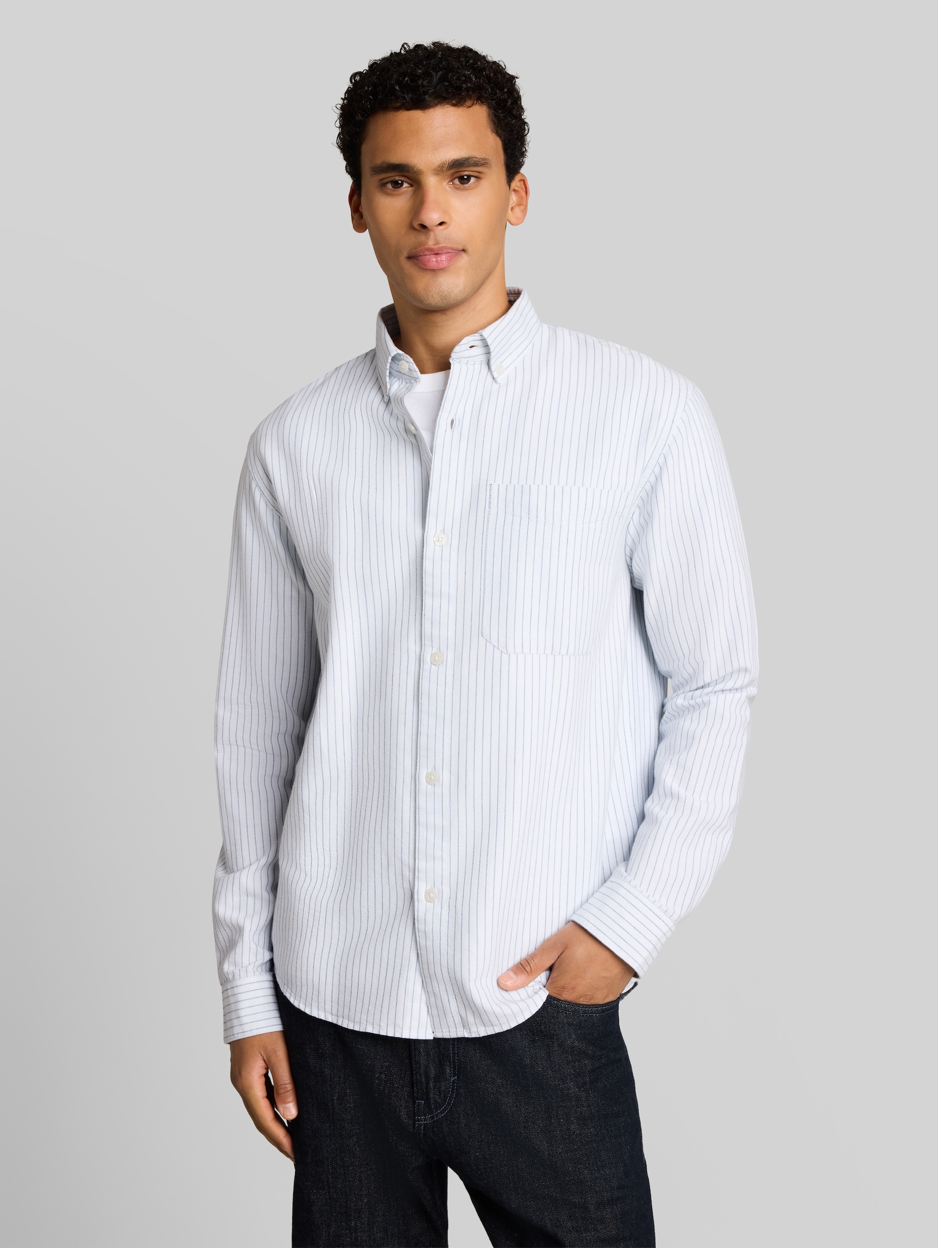 Relaxed Fit Hemd aus Baumwolle - light blue stripe - Ausschnitt Model-Vorderansicht