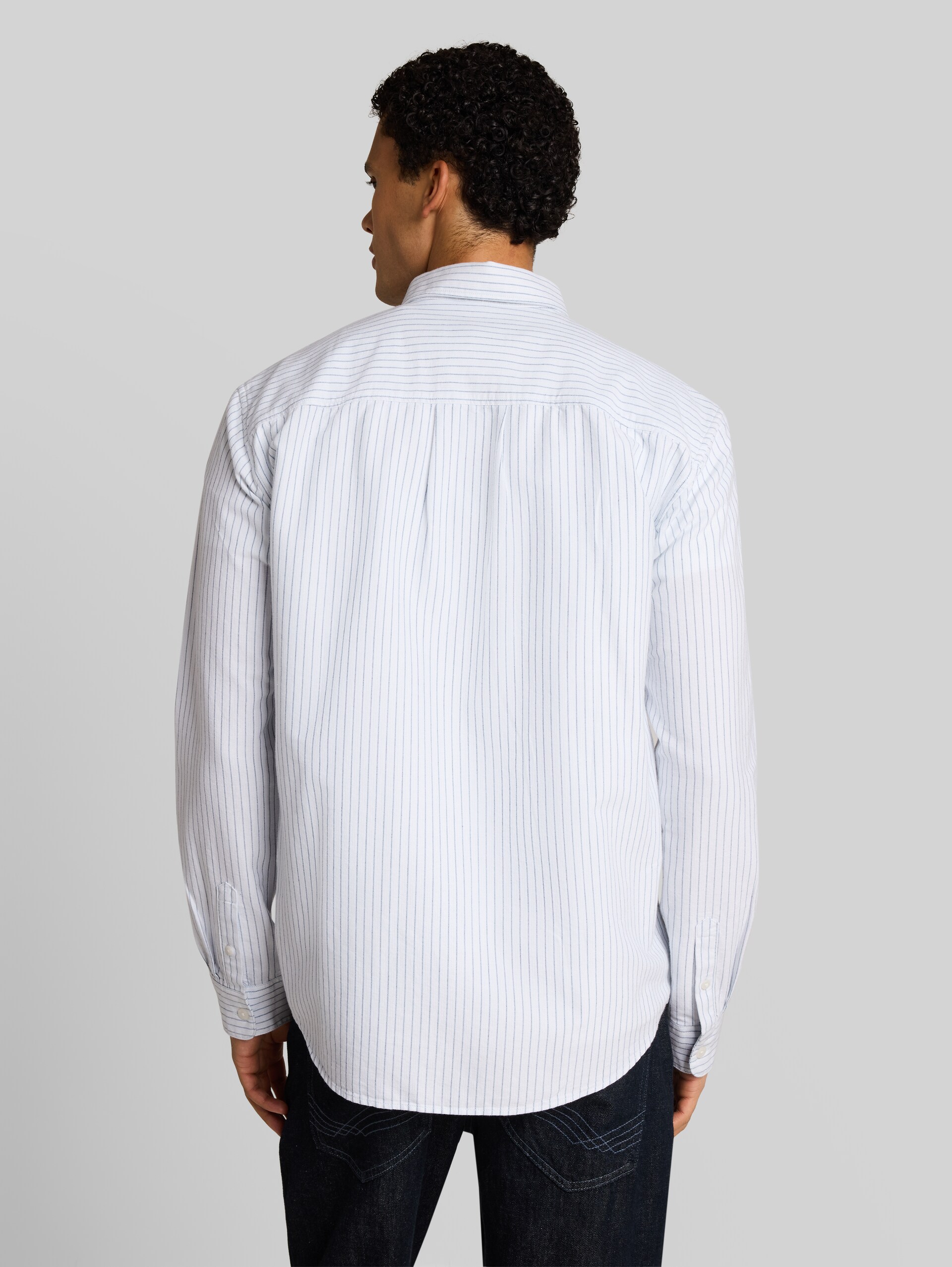 Relaxed Fit Hemd aus Baumwolle - light blue stripe - Auschnitt Model-Rückansicht