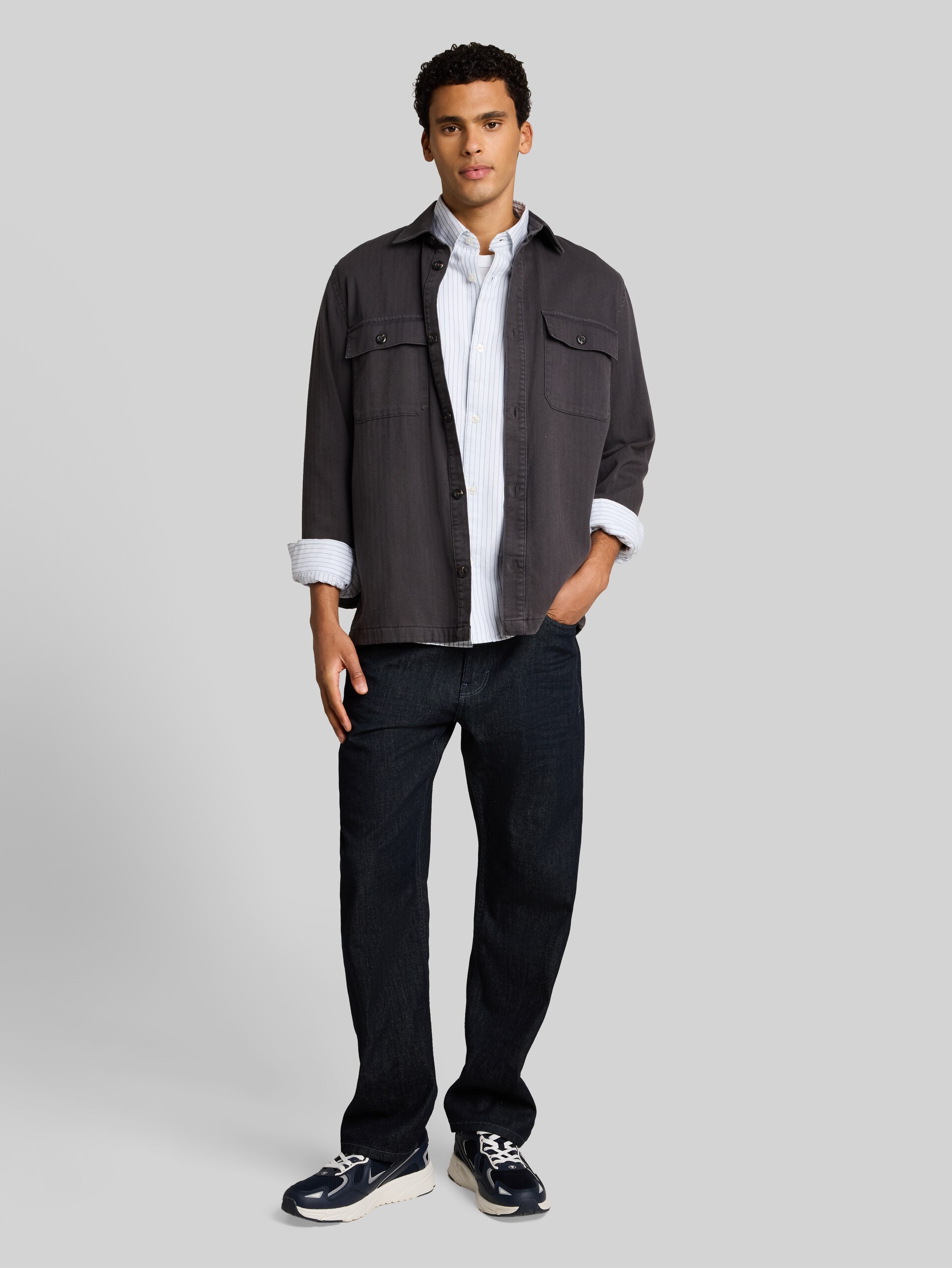 Relaxed Fit Hemd aus Baumwolle - light blue stripe - Model-Vorderansicht