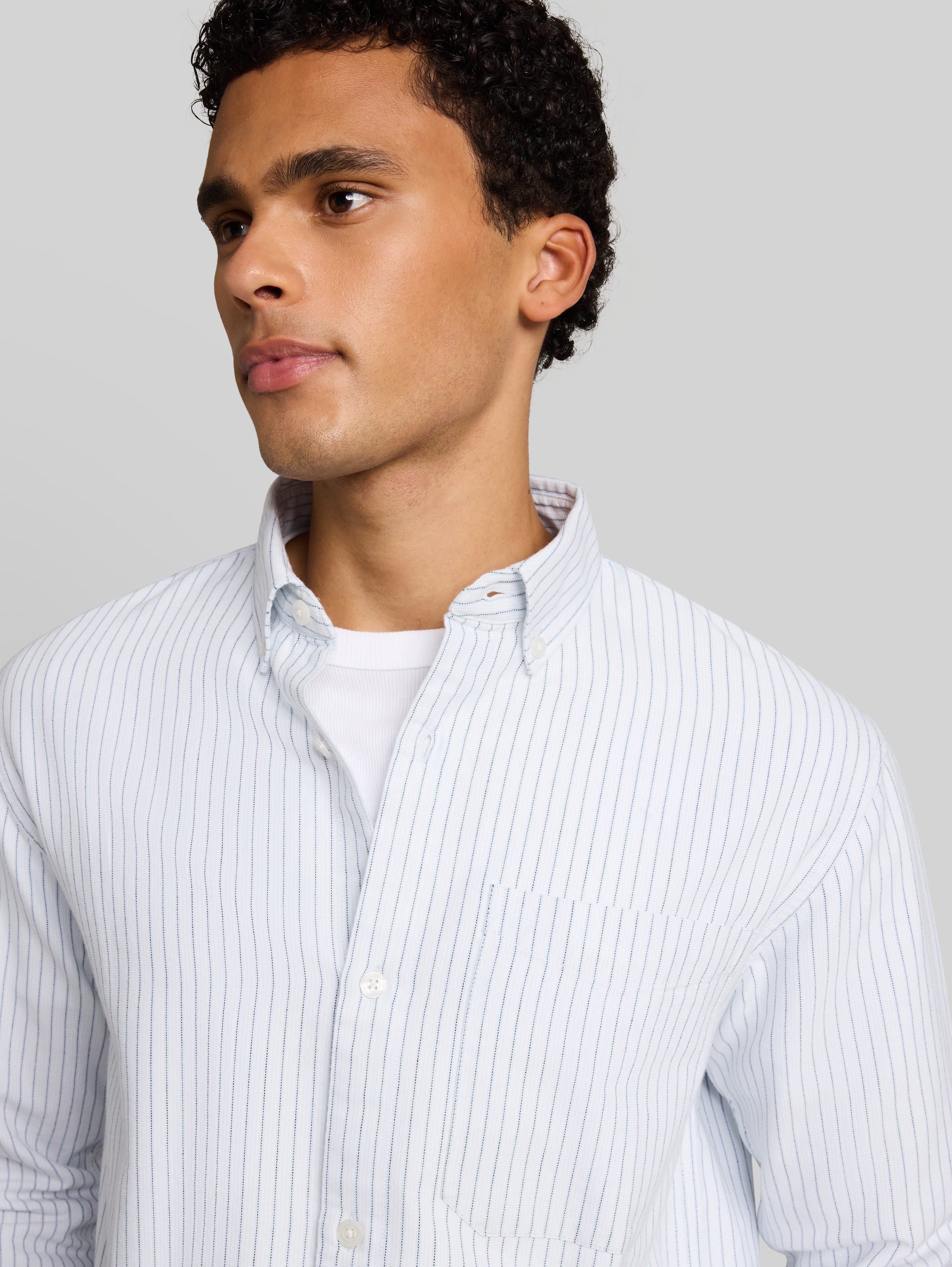 Relaxed Fit Hemd aus Baumwolle - light blue stripe - Detail-Model-Ansicht