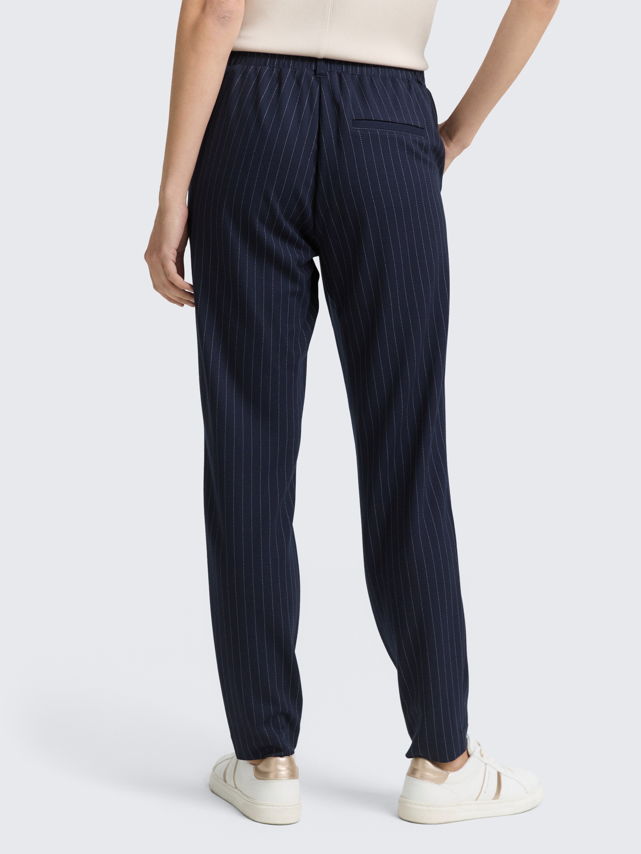 Loose fit broek met krijtstreep - navy white pinstripe - Neklijn model-achteraanzicht