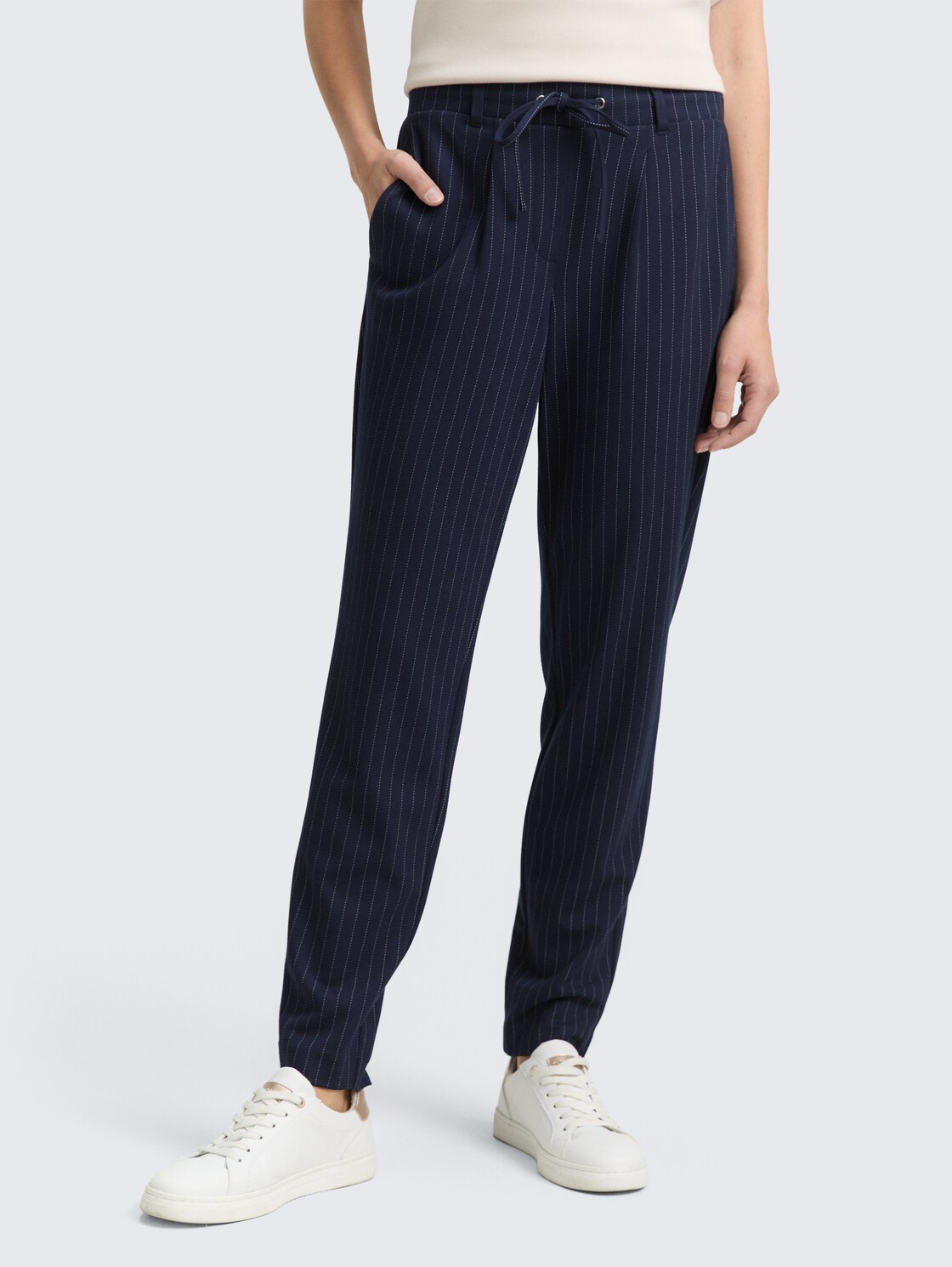 Loose Fit Hose mit Nadelstreifen - navy white pinstripe - Ausschnitt Model-Vorderansicht