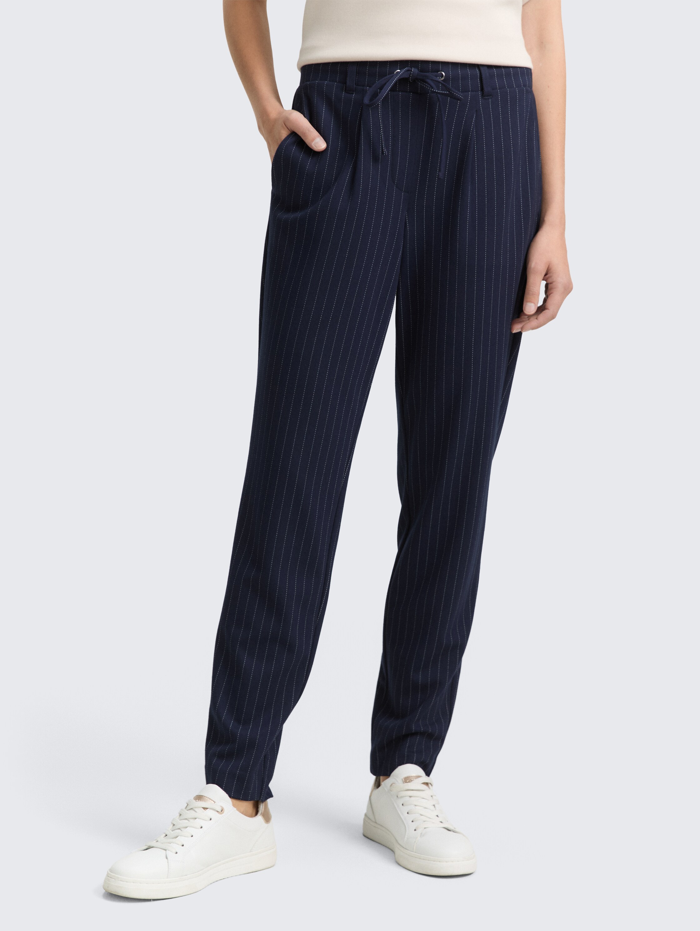 Loose fit broek met krijtstreep - navy white pinstripe - Nek model vooraanzicht