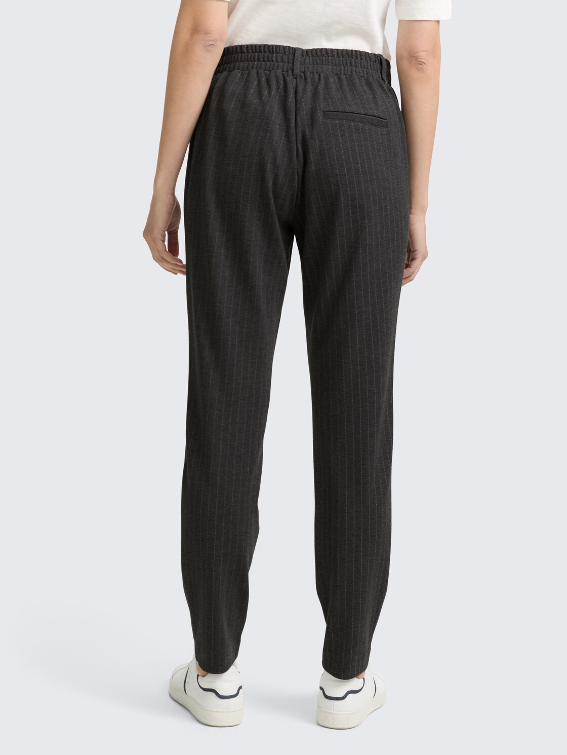 Loose Fit Hose mit Nadelstreifen - grey white pinstripe - Auschnitt Model-Rückansicht