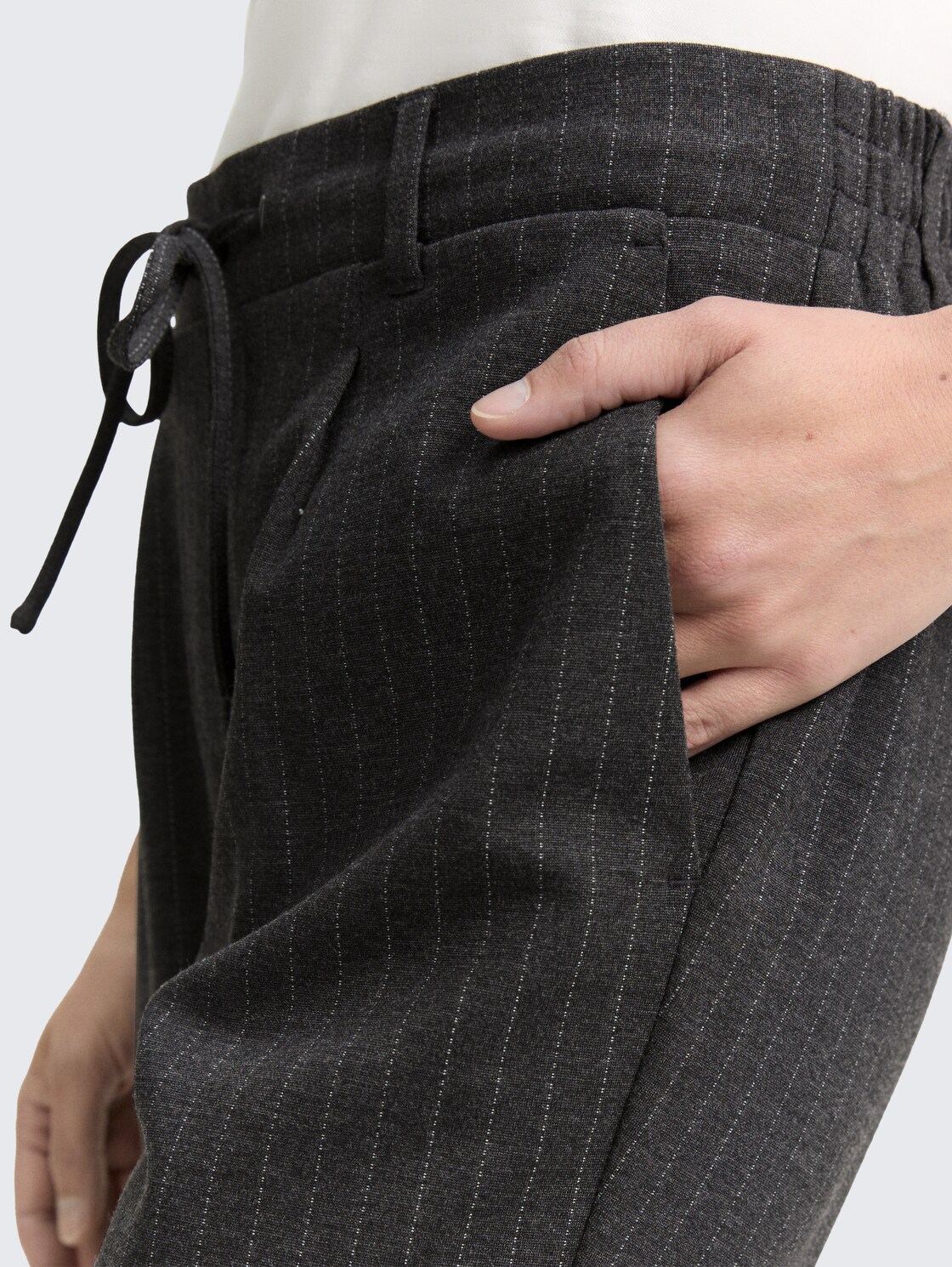 Loose Fit Hose mit Nadelstreifen - grey white pinstripe - Detail-Model-Ansicht