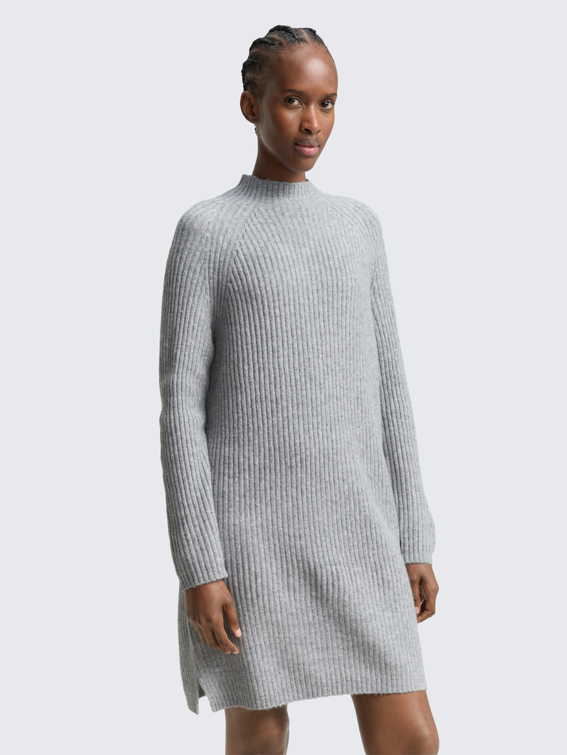 Strickkleid mit Stehkragen - Cement Grey Mélange - Model-Vorderansicht
