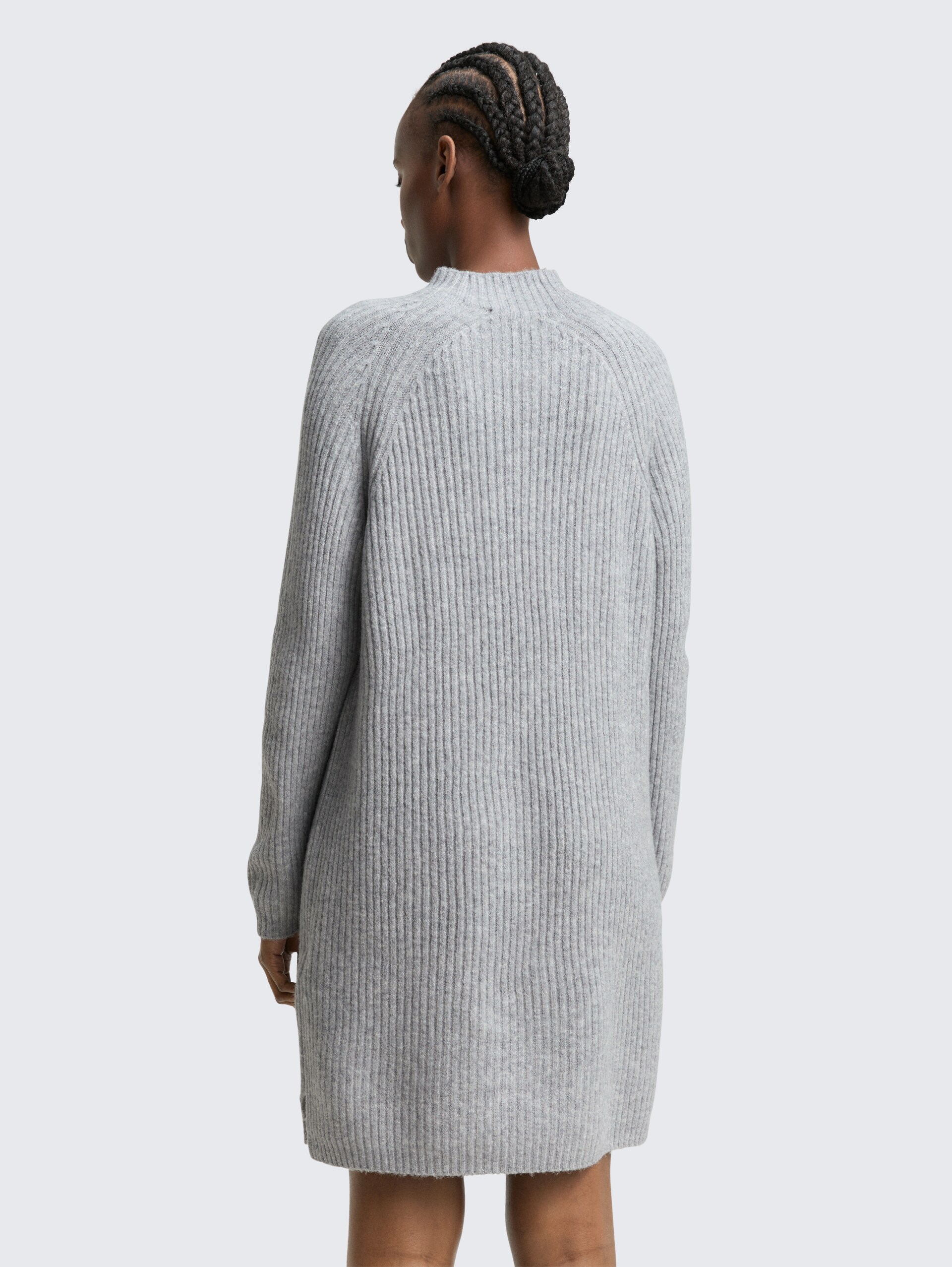 Strickkleid mit Stehkragen - Cement Grey Mélange - Model-Rückansicht