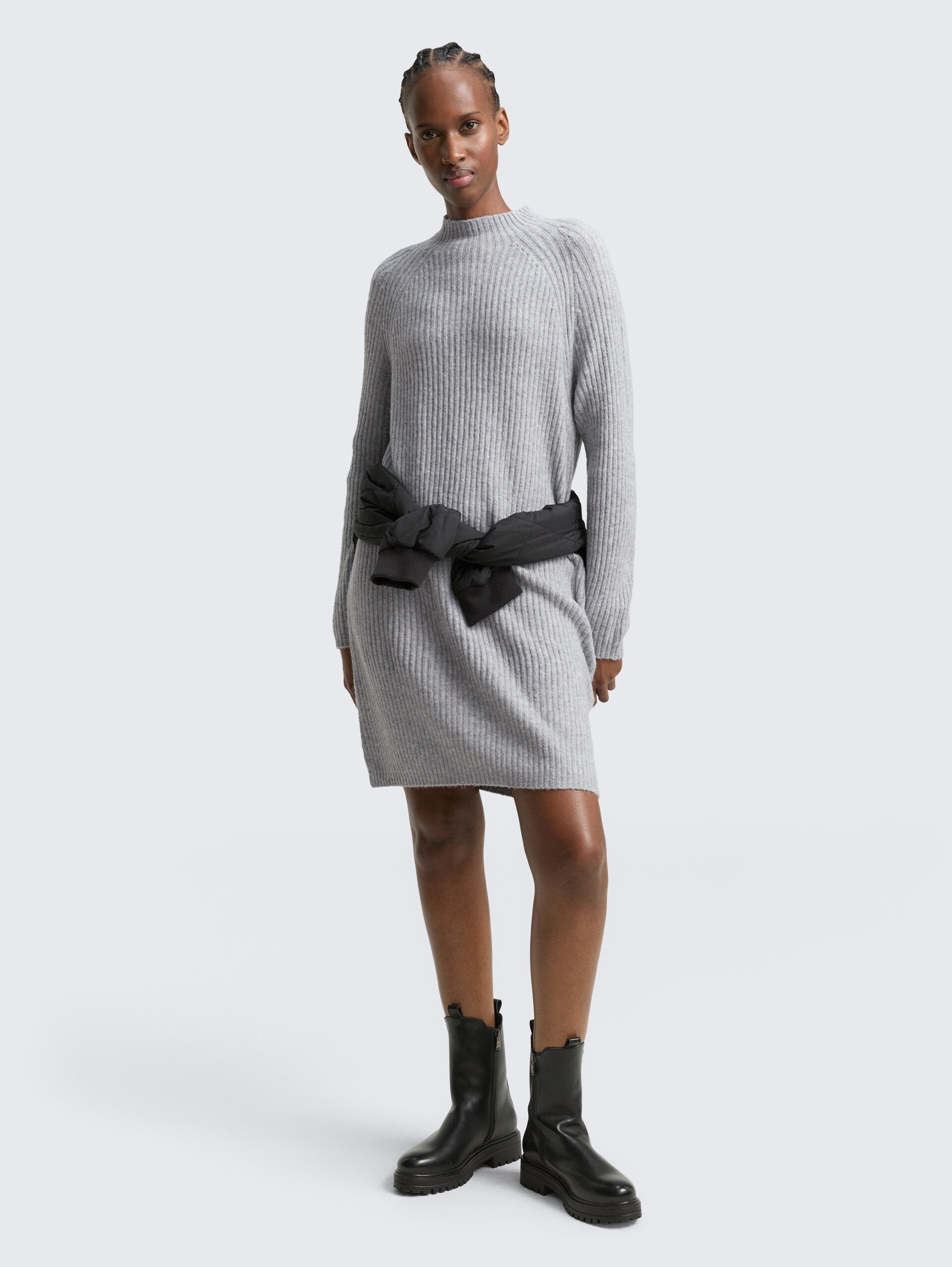 Strickkleid mit Stehkragen - Cement Grey Mélange - seitliche Model-Ansicht