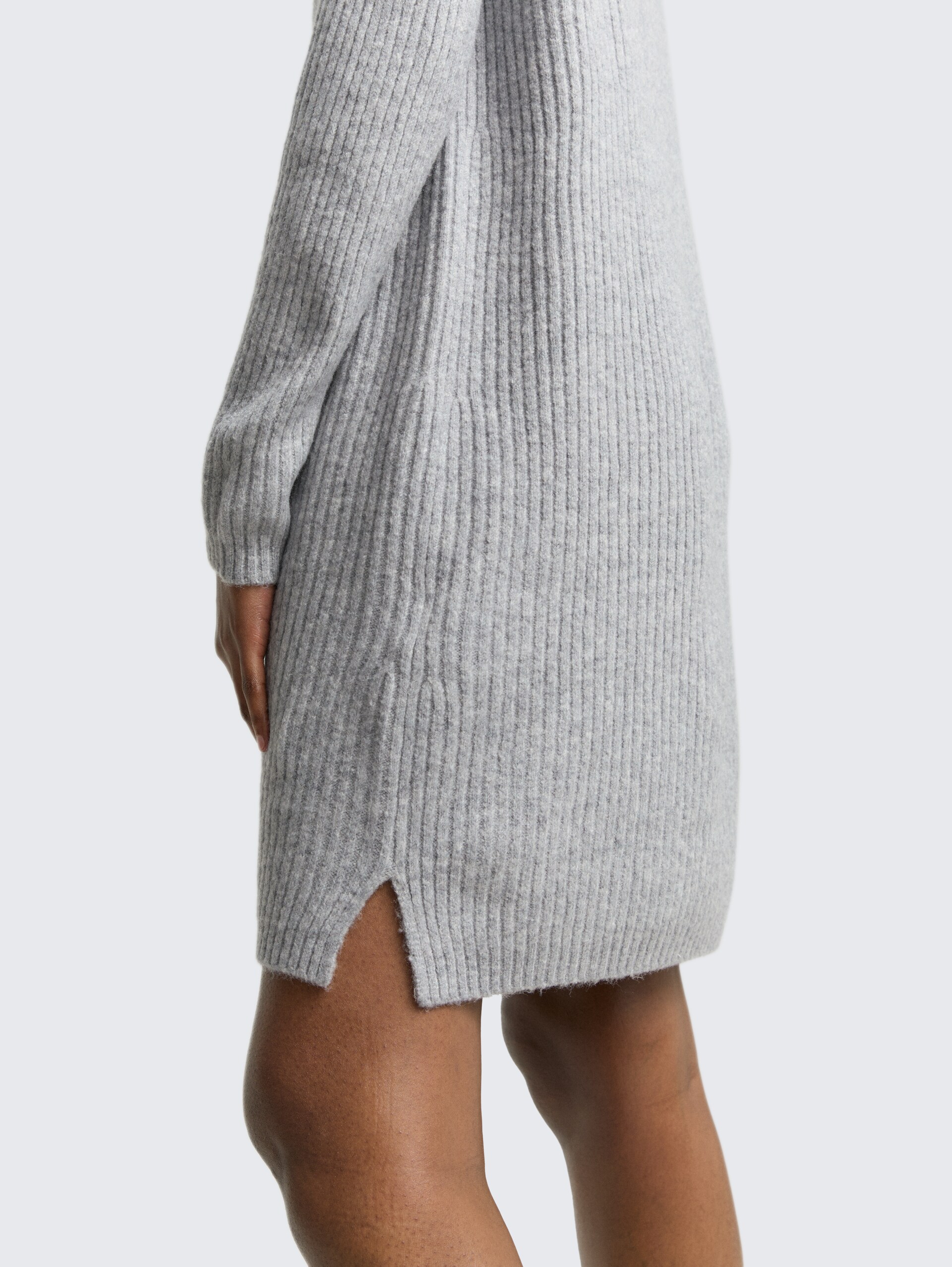 Strickkleid mit Stehkragen - Cement Grey Mélange - Detail-Model-Ansicht