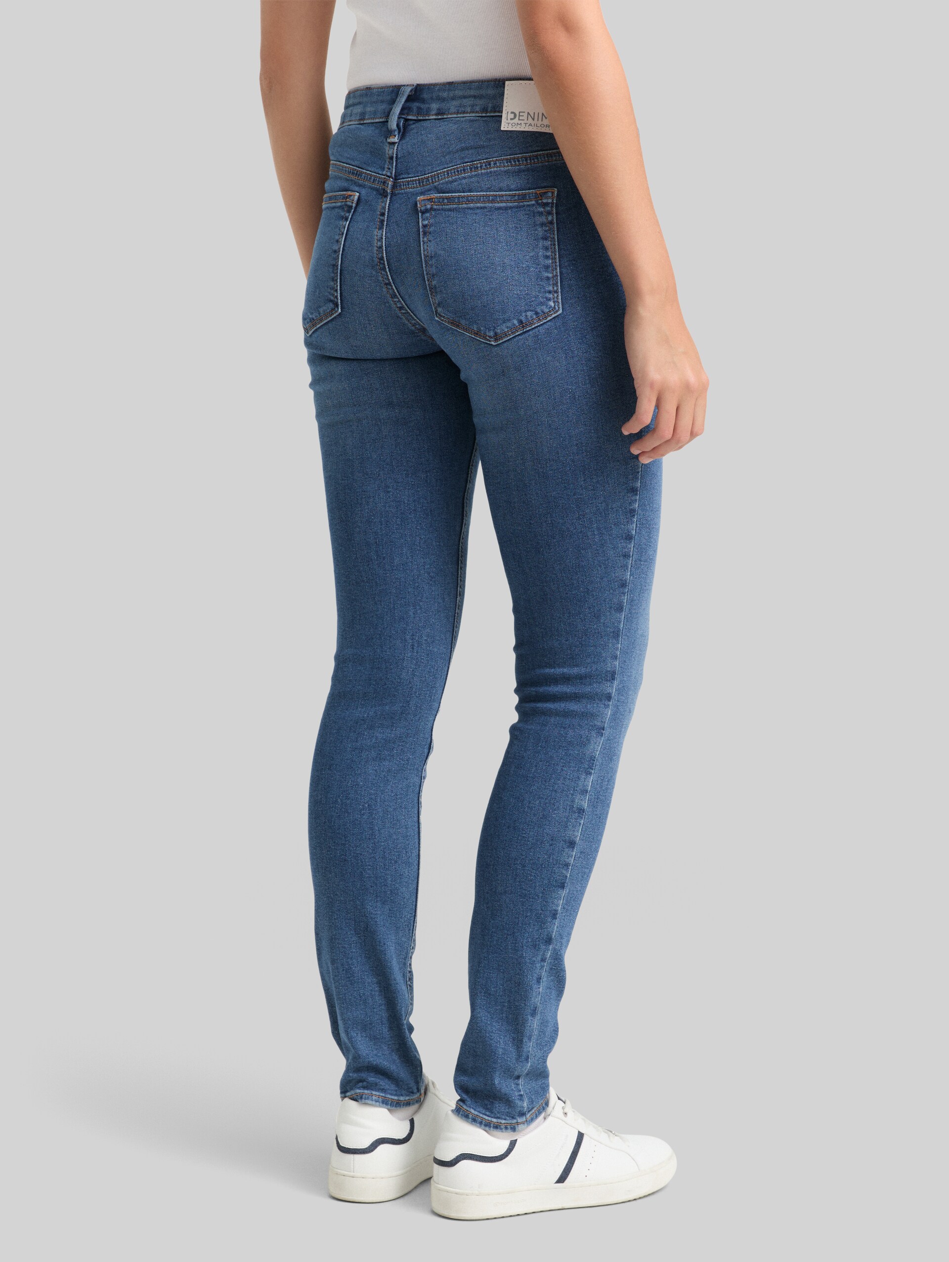 TTJONA SKINNY Jeans - Used Mid Stone Blue Denim - Auschnitt Model-Rückansicht