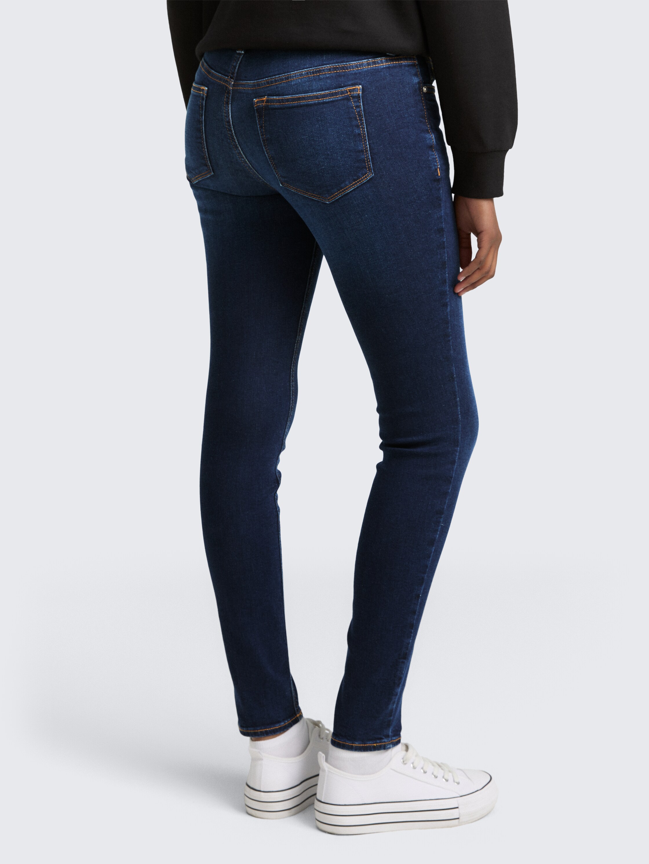 TTJONA SKINNY Jeans - Used Dark Stone Blue Denim - Auschnitt Model-Rückansicht