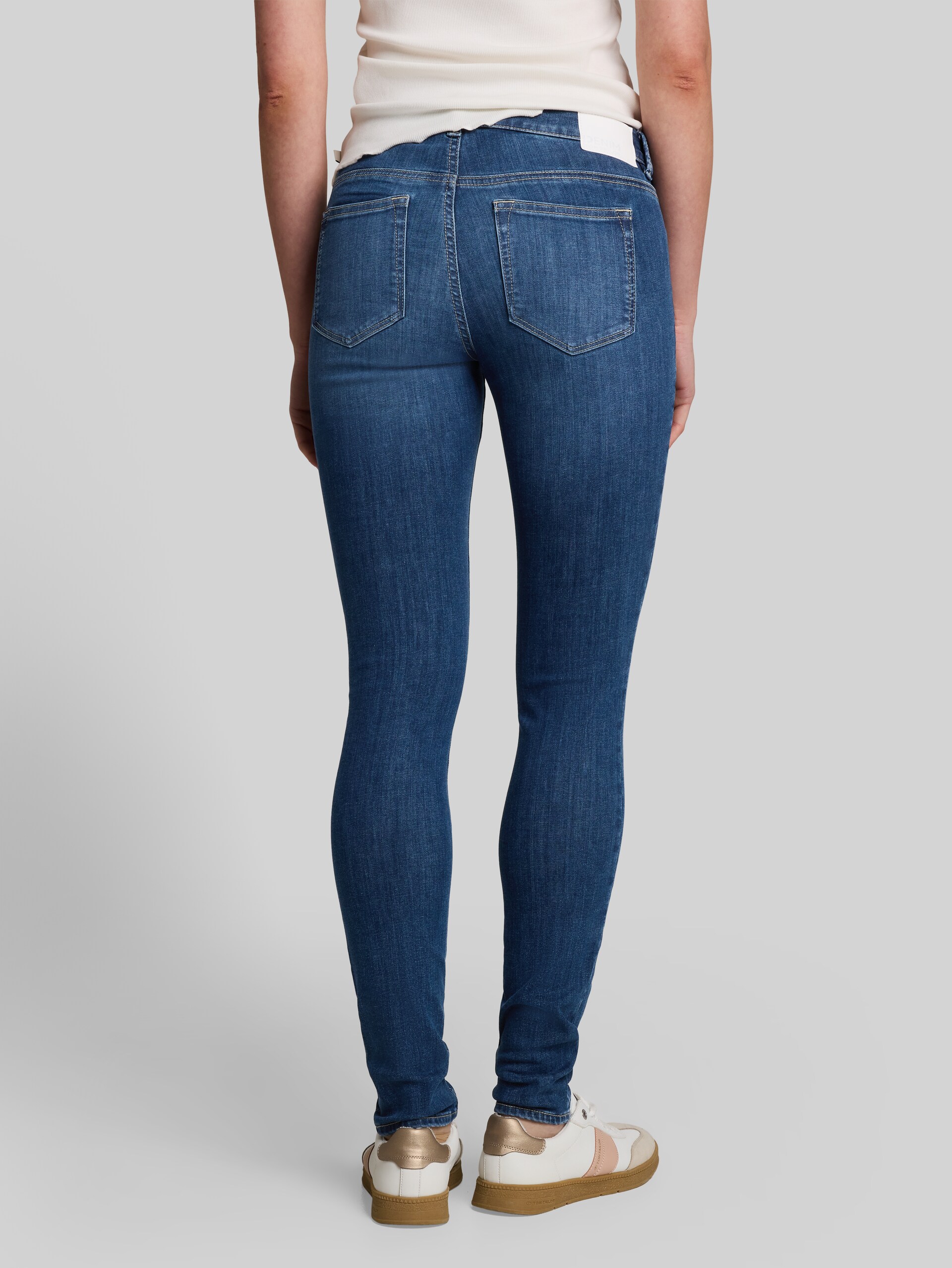 TTJONA SKINNY Jeans - Stone Blue Denim - Auschnitt Model-Rückansicht