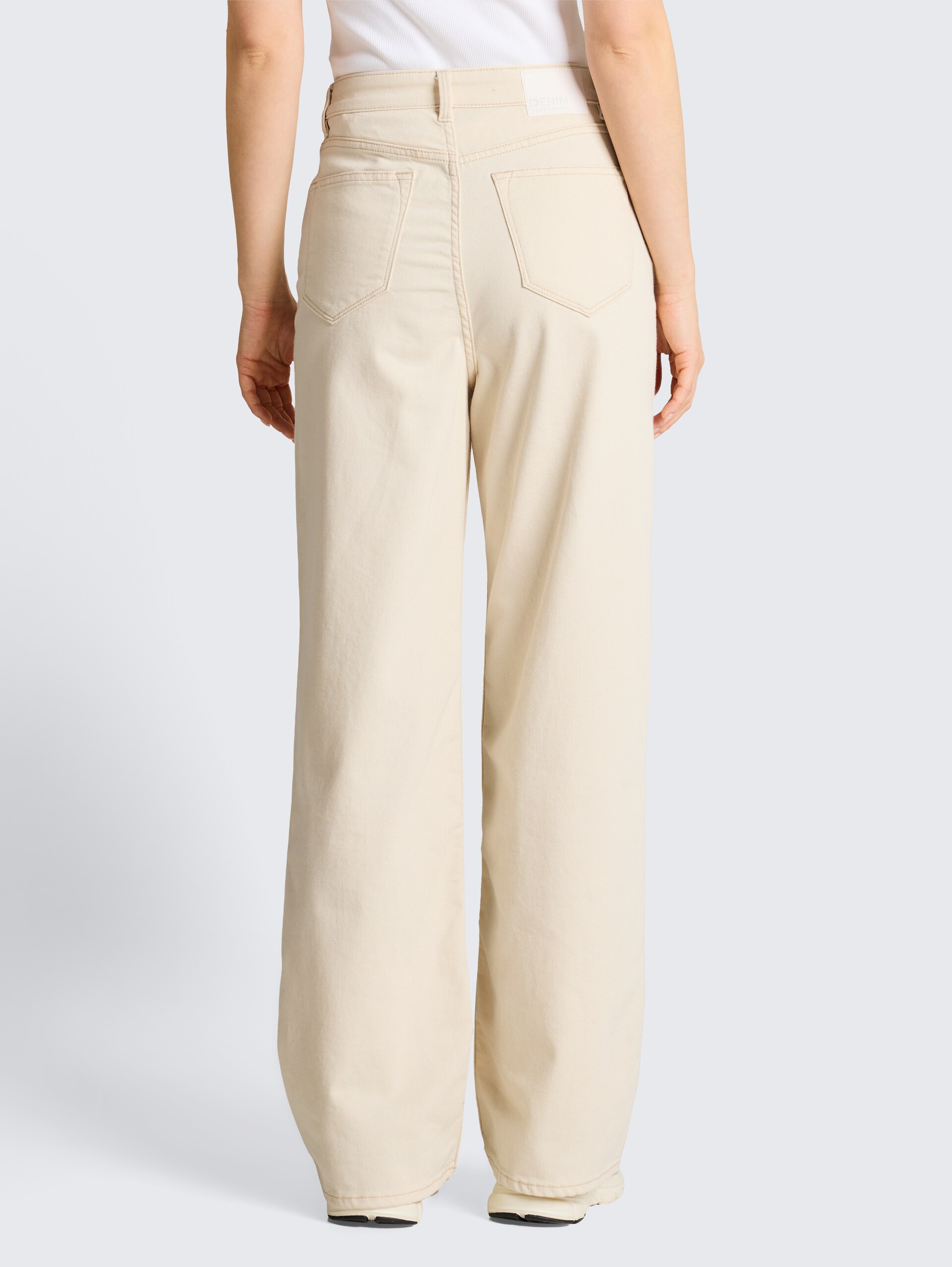 TTLINOU WIDE High-Waisted Jeans - raw offwhite denim - Neckline model-back view