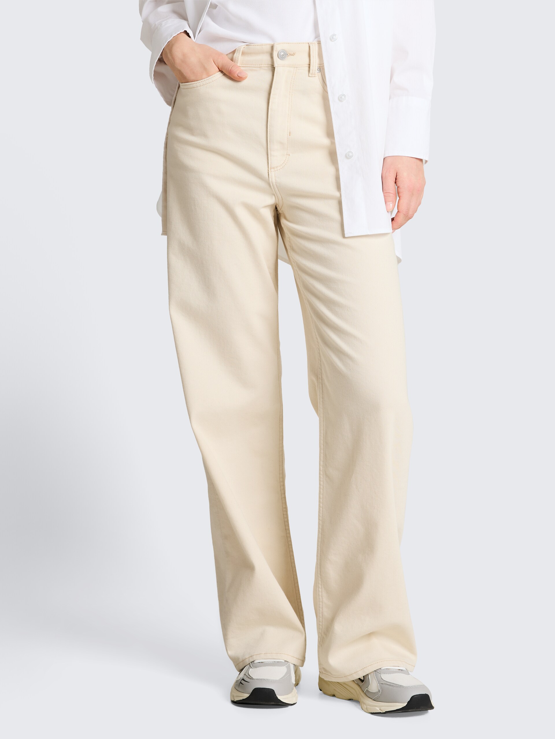 TTLINOU WIDE High-Waisted Jeans - raw offwhite denim - Neckline model front view