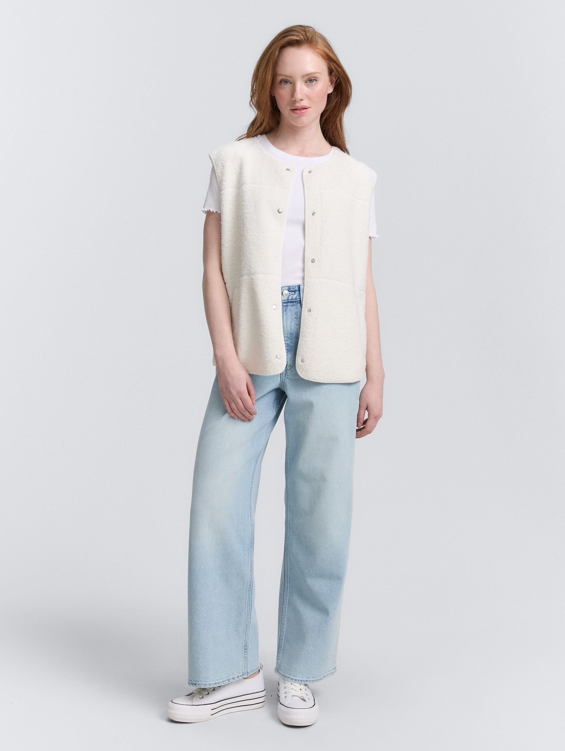 TTLINOU WIDE High Waist Jeans - Clean Bleached Blue Denim - Model-Vorderansicht