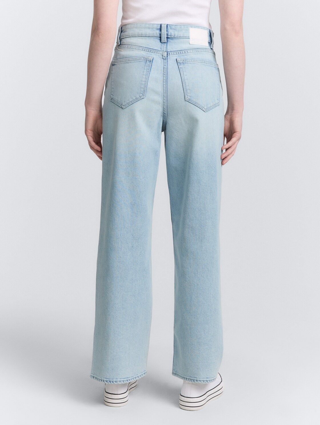 TTLINOU WIDE High Waist Jeans - Clean Bleached Blue Denim - Auschnitt Model-Rückansicht
