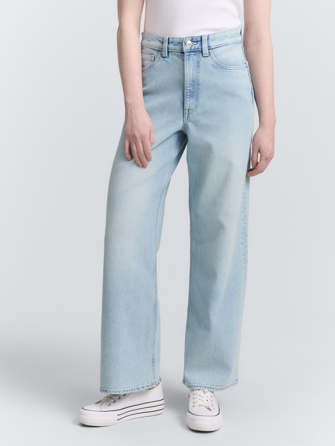 TTLINOU WIDE High Waist Jeans - Clean Bleached Blue Denim - Ausschnitt Model-Vorderansicht