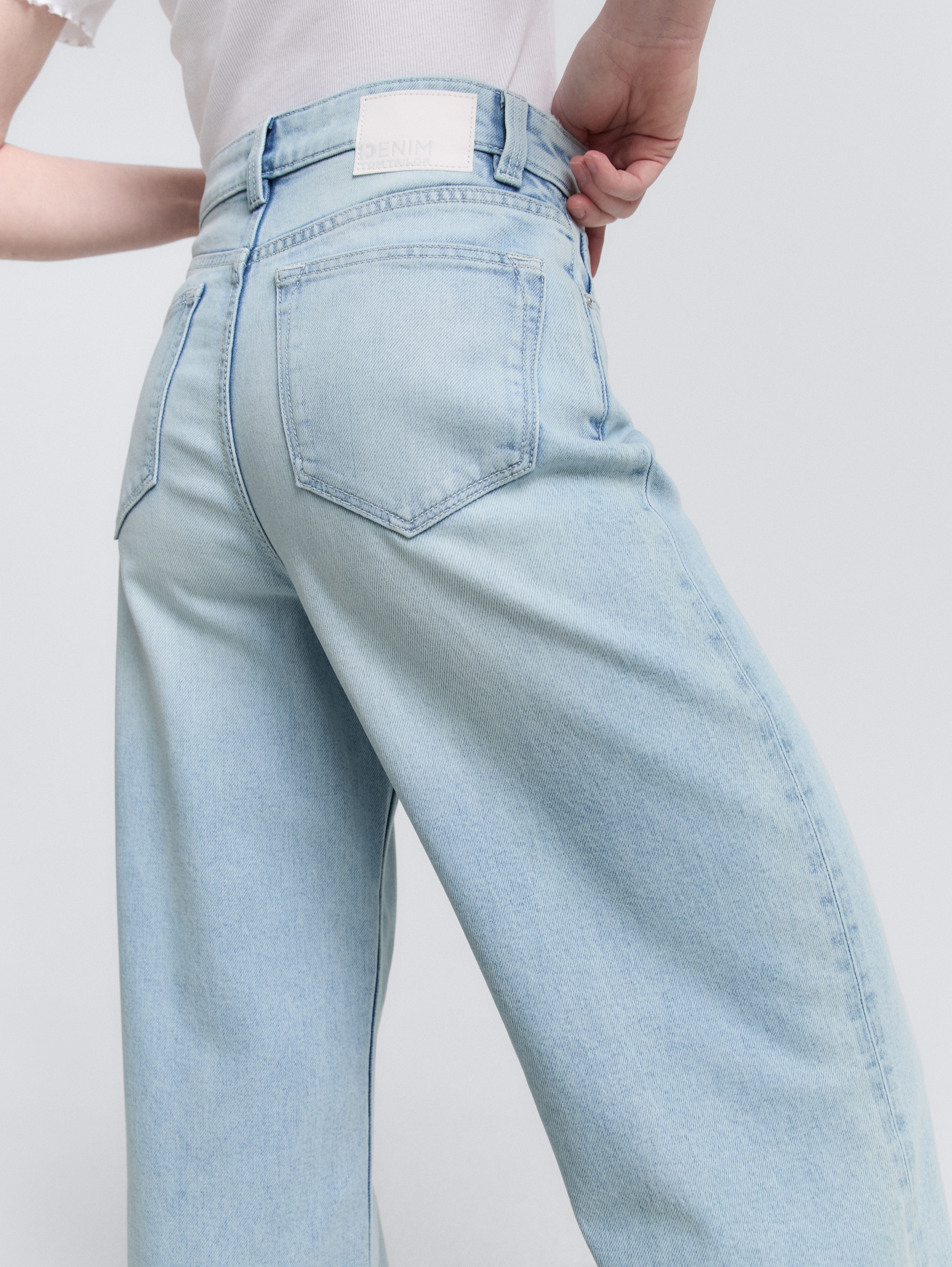 TTLINOU WIDE High Waist Jeans - Clean Bleached Blue Denim - Detail-Model-Ansicht