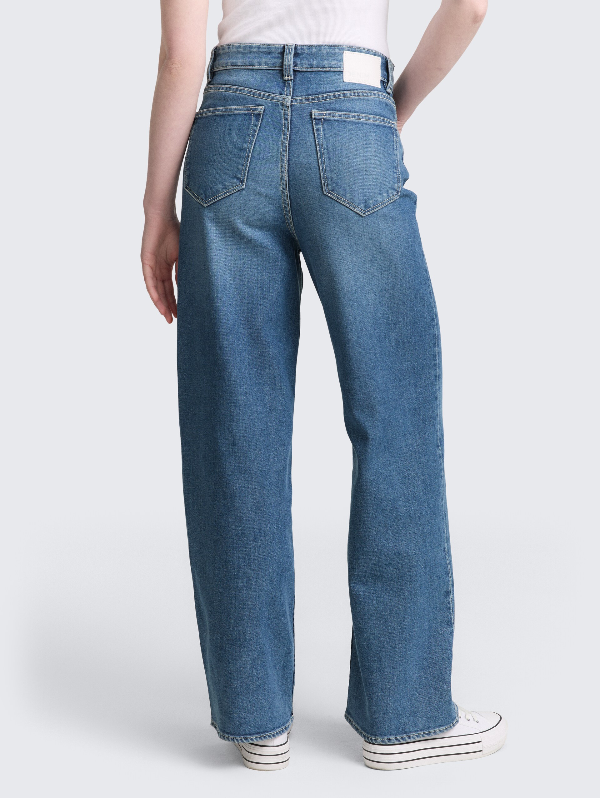TTLINOU WIDE High Waist Jeans - Used Mid Stone Blue Denim - Auschnitt Model-Rückansicht