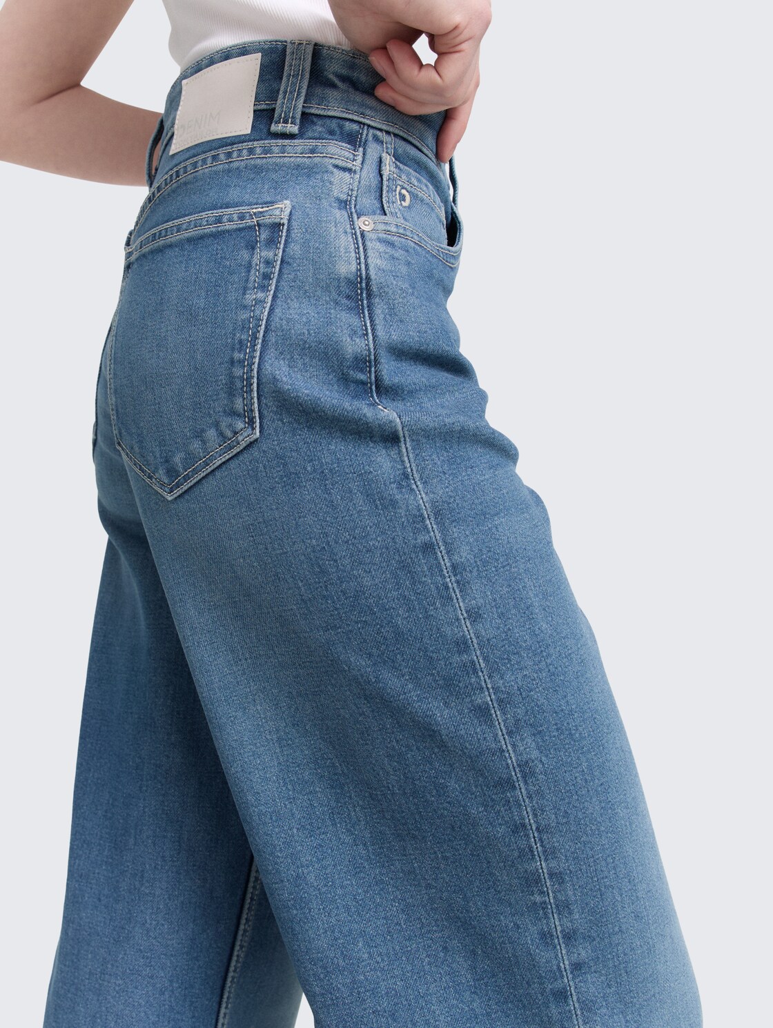 TTLINOU WIDE High Waist Jeans - Used Mid Stone Blue Denim - Detail-Model-Ansicht