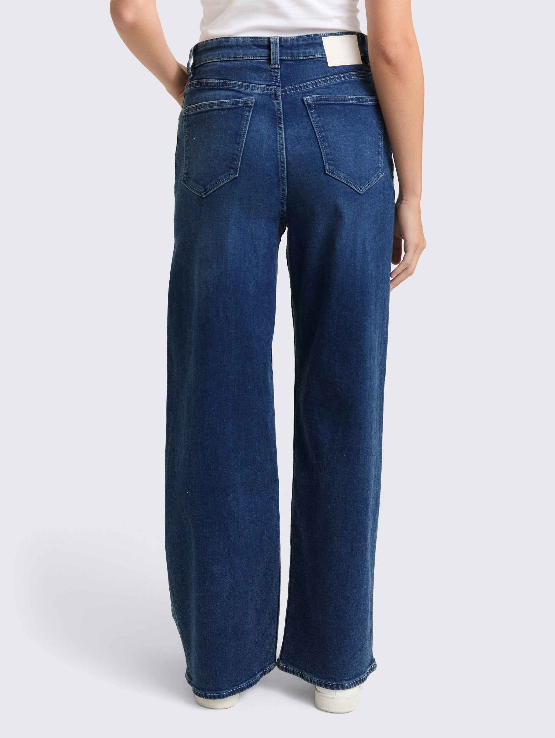 TTLINOU WIDE High Waist Jeans - Used Dark Stone Blue Denim - Auschnitt Model-Rückansicht