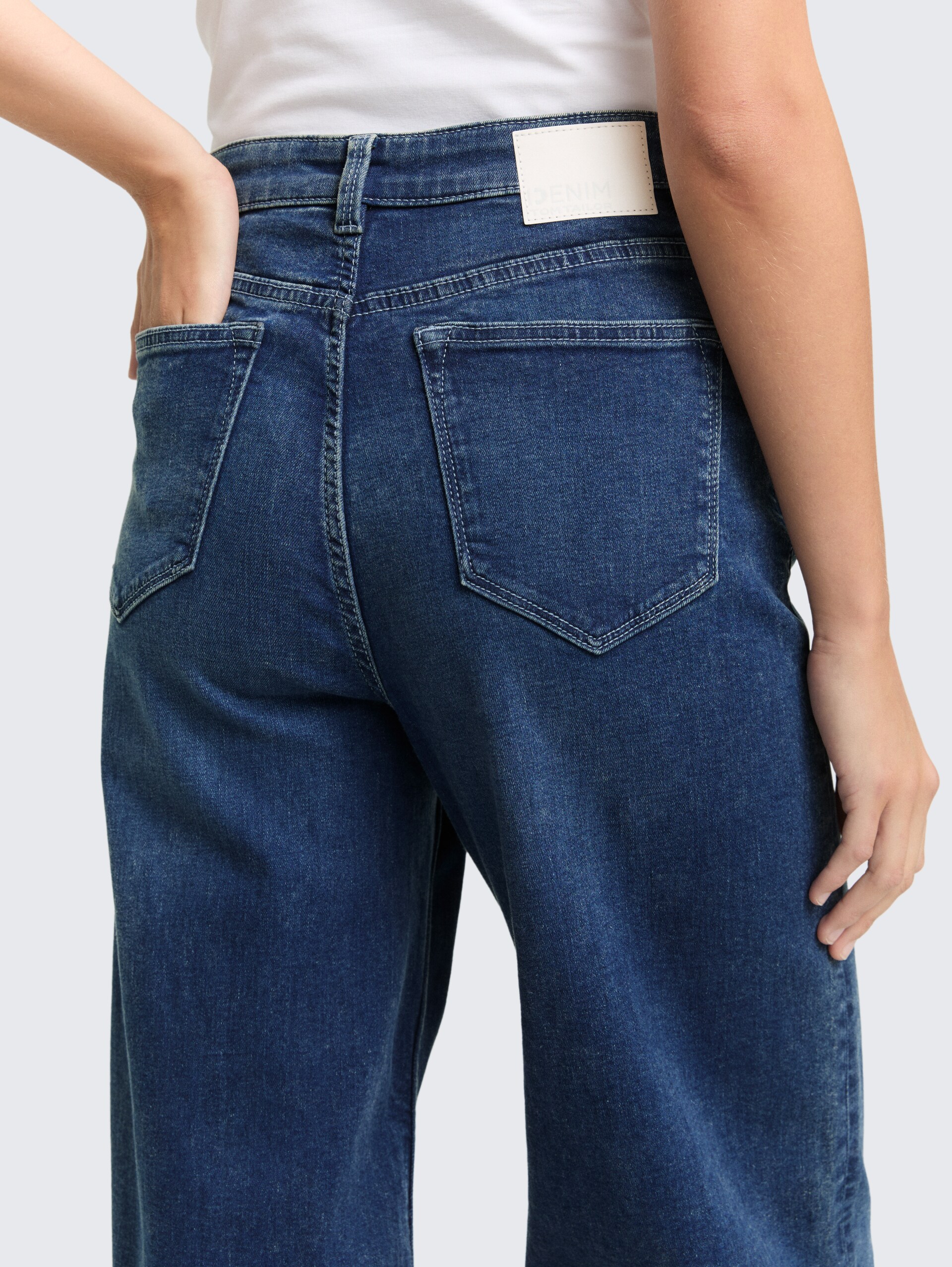 TTLINOU WIDE High Waist Jeans - Used Dark Stone Blue Denim - Detail-Model-Ansicht