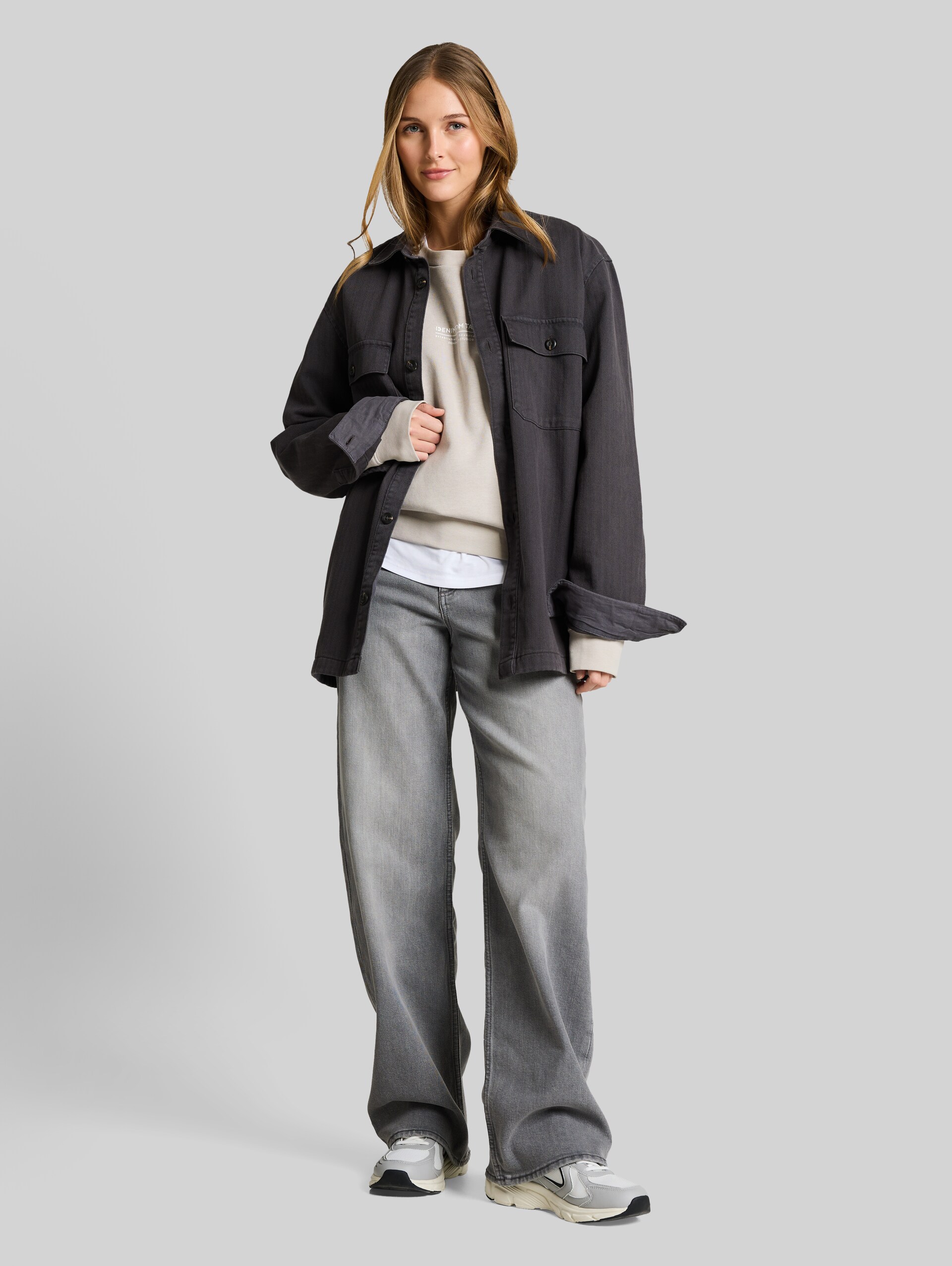 TTLINOU WIDE High-Waisted Jeans - clean light stone grey denim - Model front view