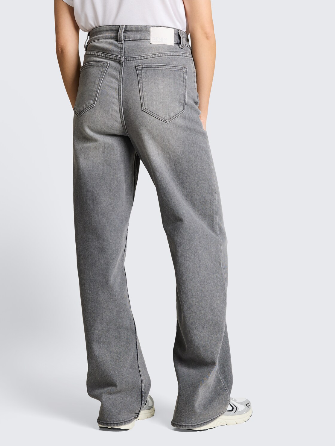 TTLINOU WIDE High Waist Jeans - clean light stone grey denim - Auschnitt Model-Rückansicht