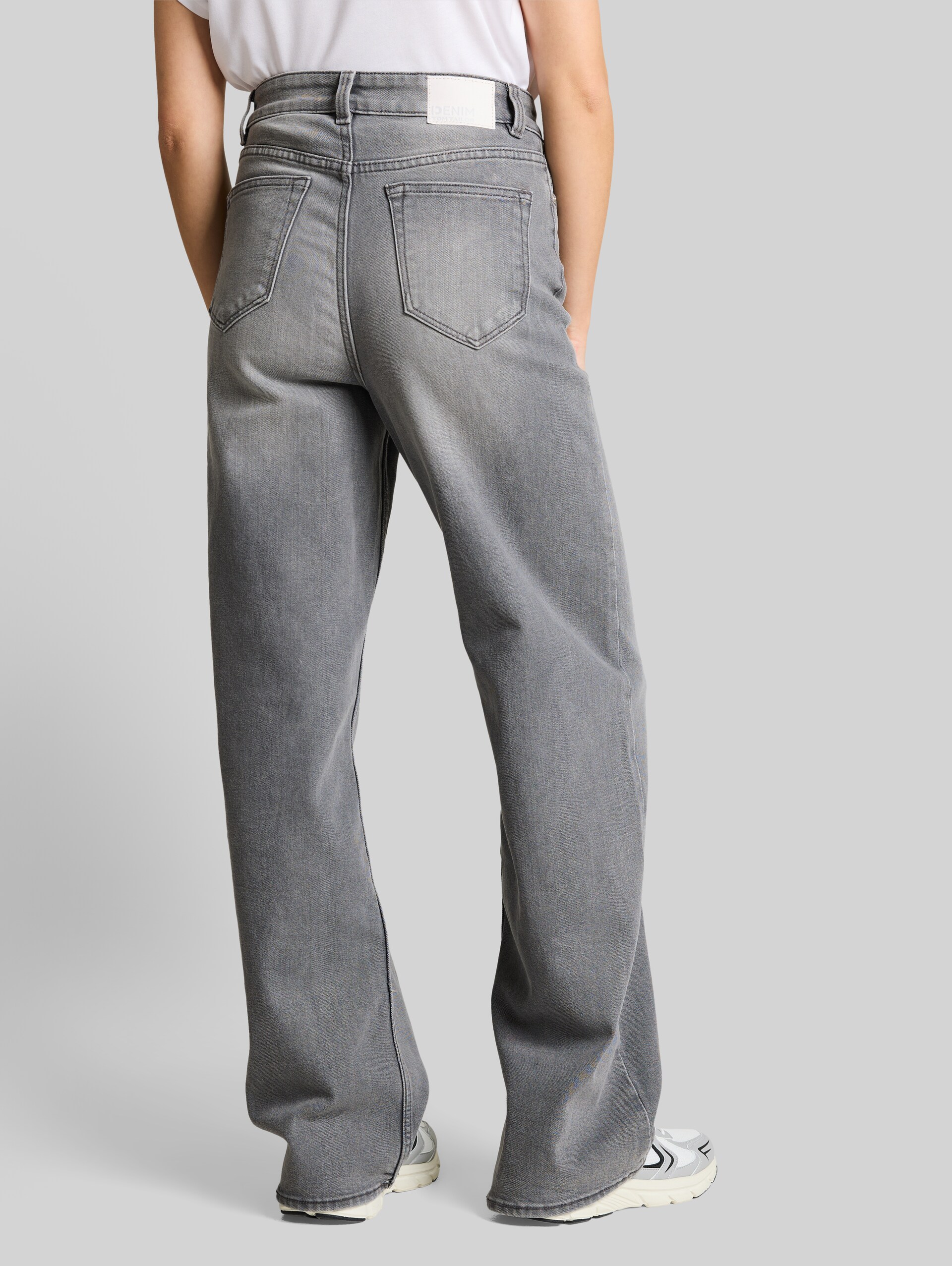 TTLINOU WIDE High-Waisted Jeans - clean light stone grey denim - Neckline model-back view