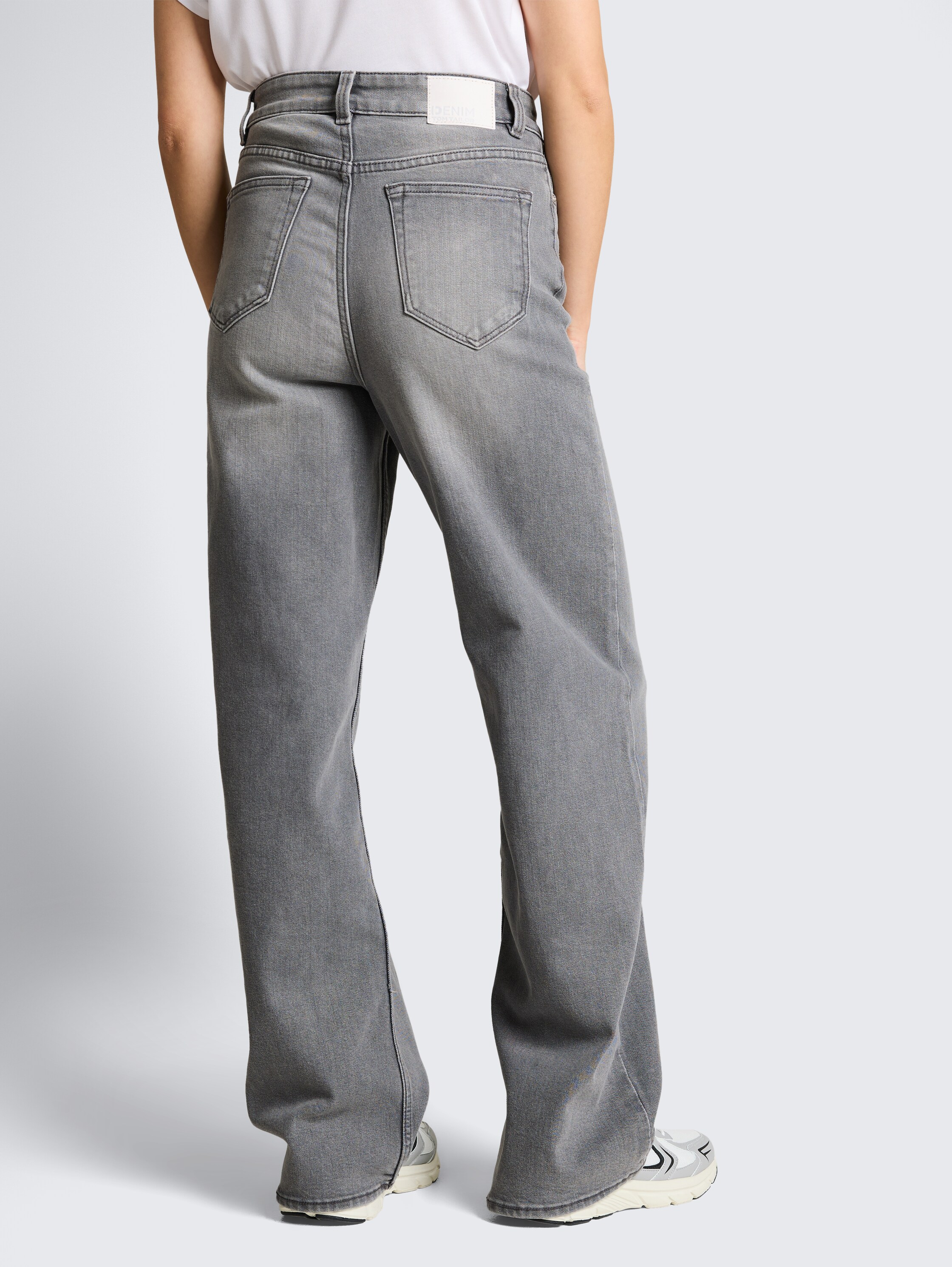 TTLINOU WIDE jeans met hoge taille - clean light stone grey denim - Neklijn model-achteraanzicht