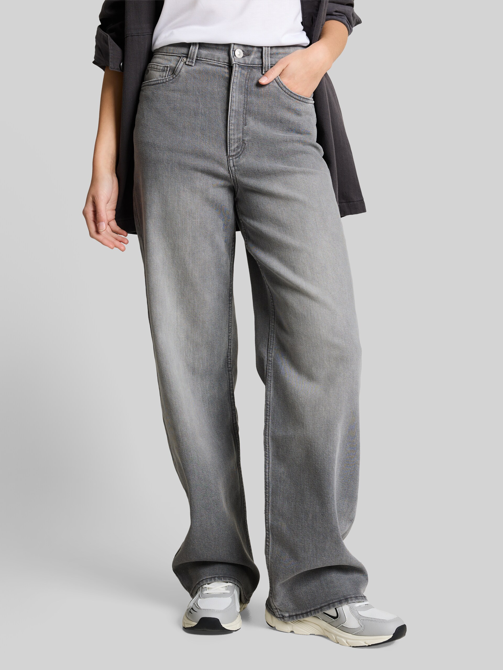 TTLINOU WIDE High-Waisted Jeans - clean light stone grey denim - Neckline model front view