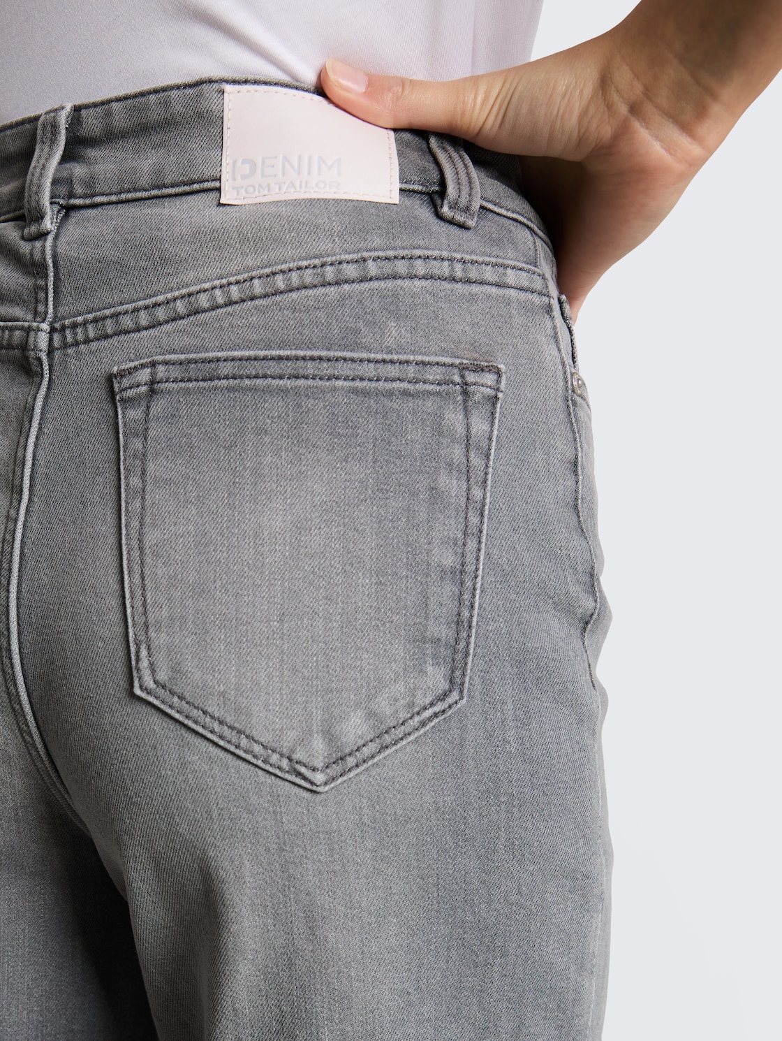 TTLINOU WIDE High Waist Jeans - clean light stone grey denim - Detail-Model-Ansicht
