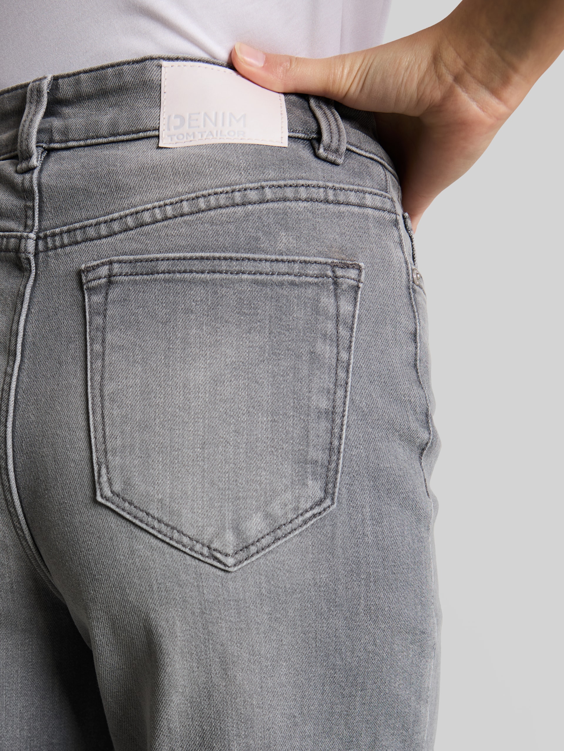 TTLINOU WIDE High-Waisted Jeans - clean light stone grey denim - Detail model view