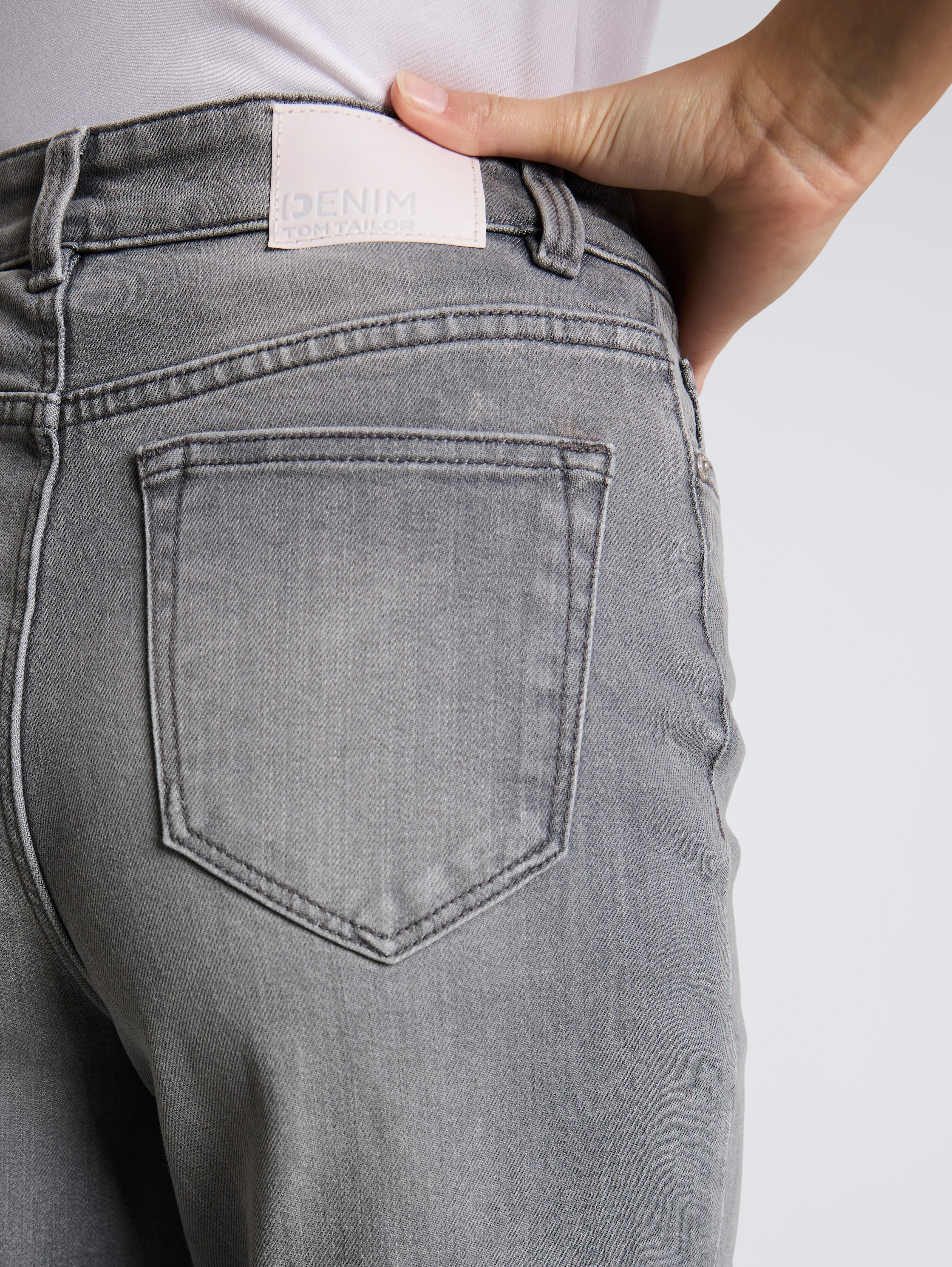 TTLINOU WIDE jeans met hoge taille - clean light stone grey denim - Detailaanzicht model