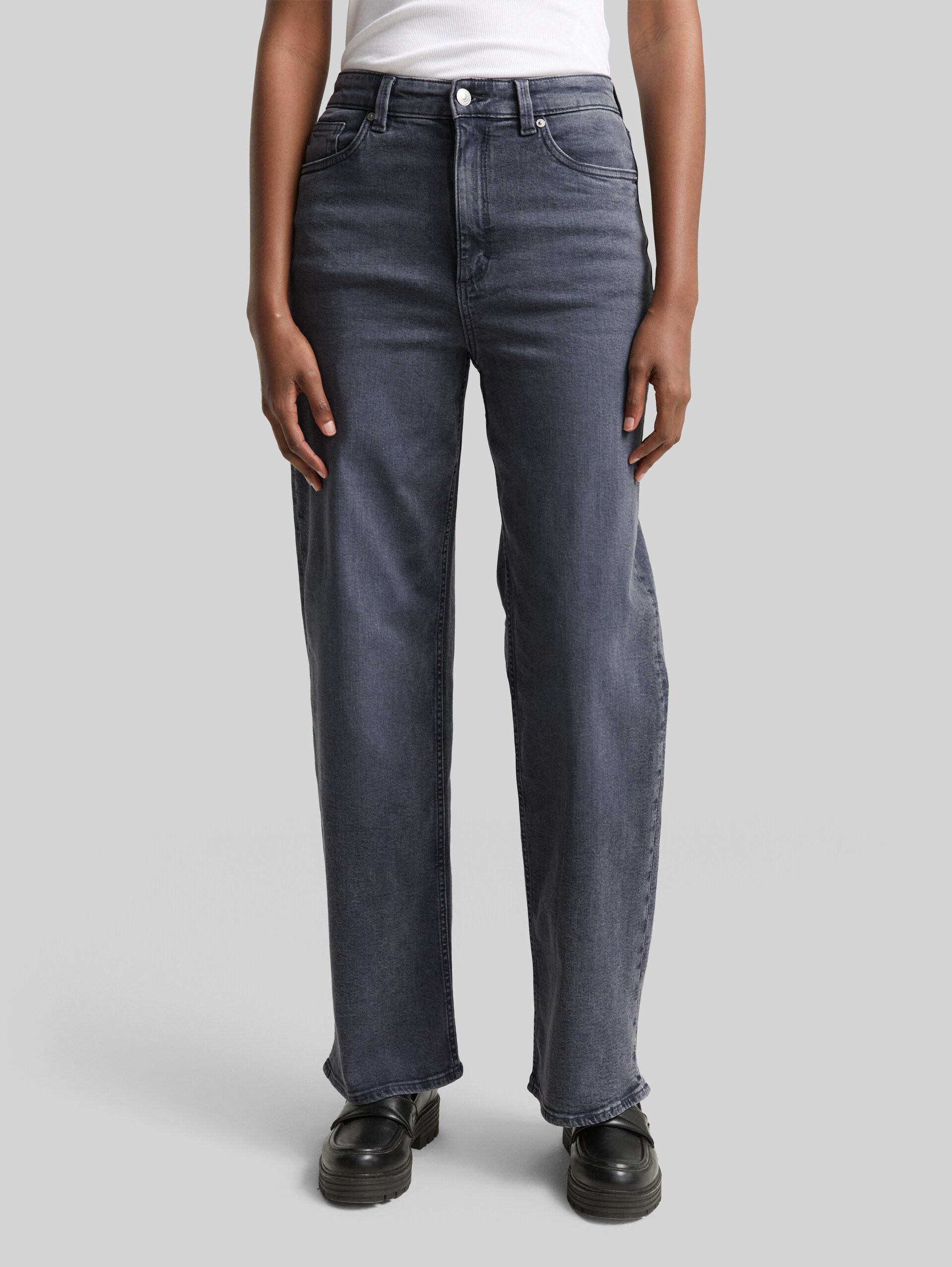 TTLINOU WIDE High-Waisted Jeans - used mid stone grey denim - Neckline model front view
