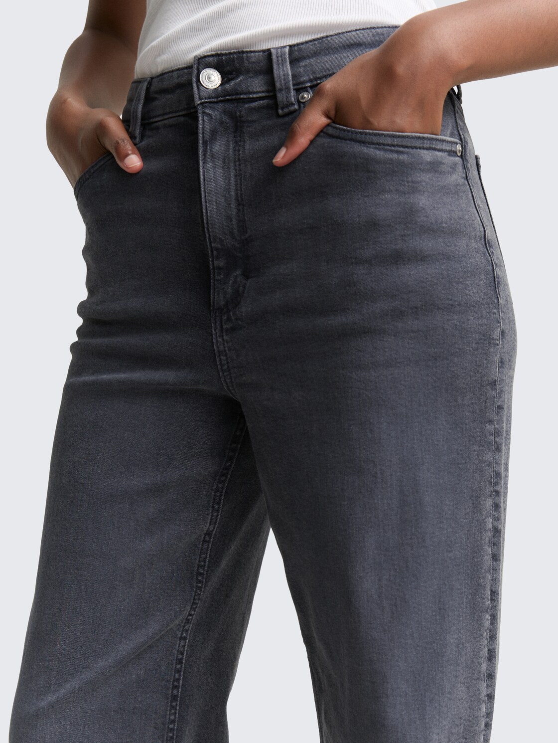 TTLINOU WIDE High Waist Jeans - used mid stone grey denim - Detail-Model-Ansicht