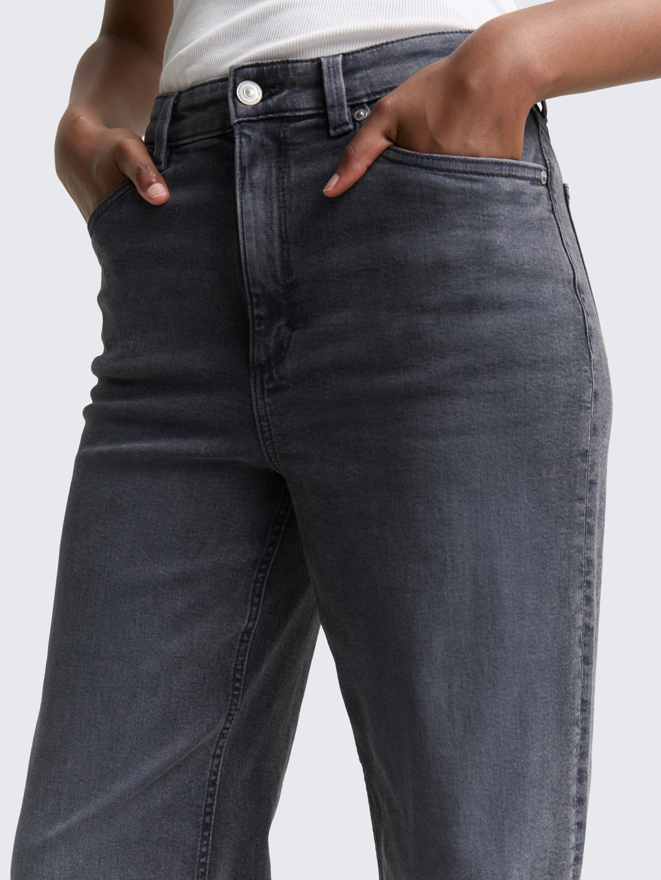 TTLINOU WIDE jeans met hoge taille - used mid stone grey denim - Detailaanzicht model