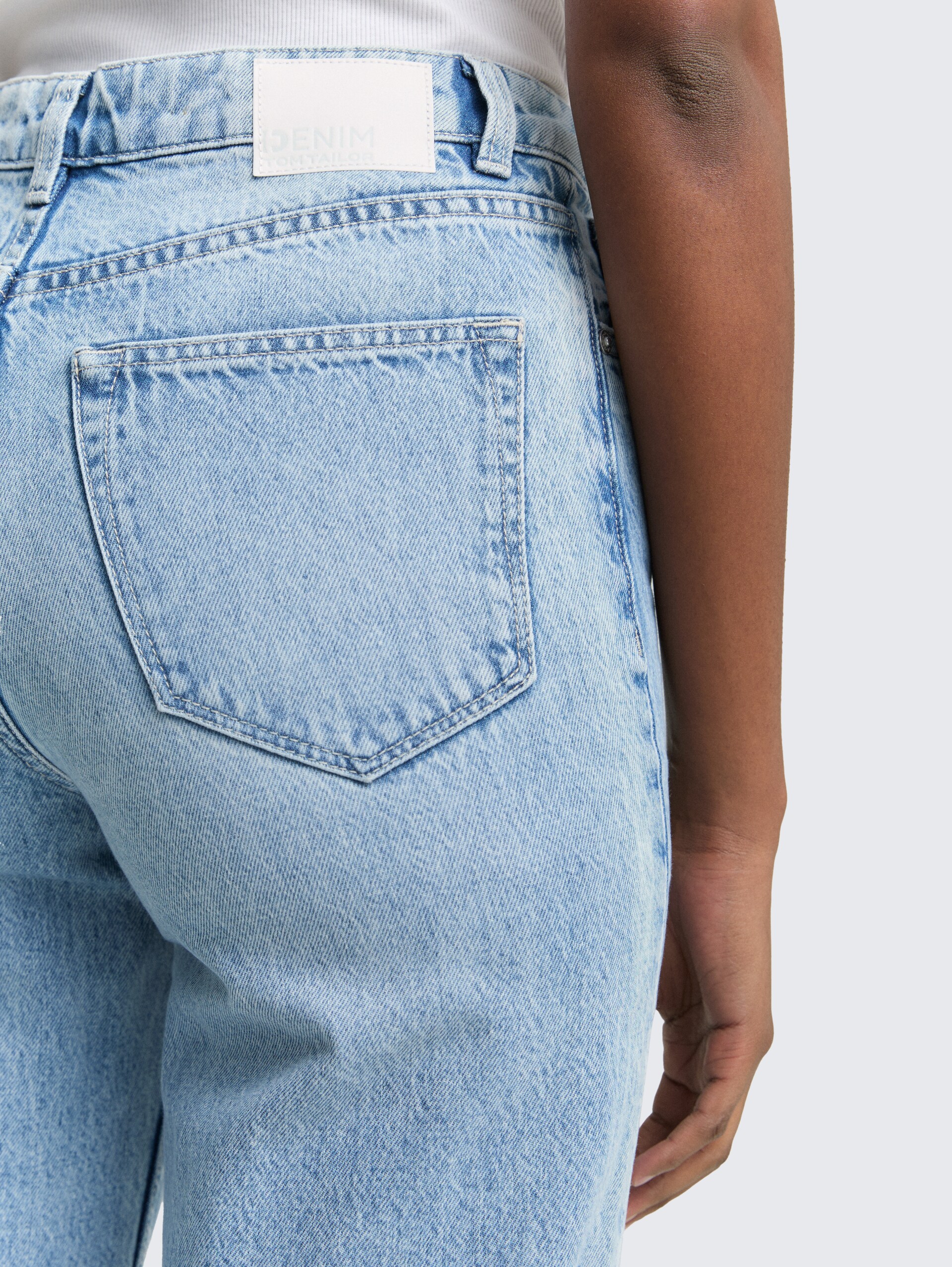 TTELIN STRAIGHT Jeans - Used Mid Stone Blue Denim - Detail-Model-Ansicht